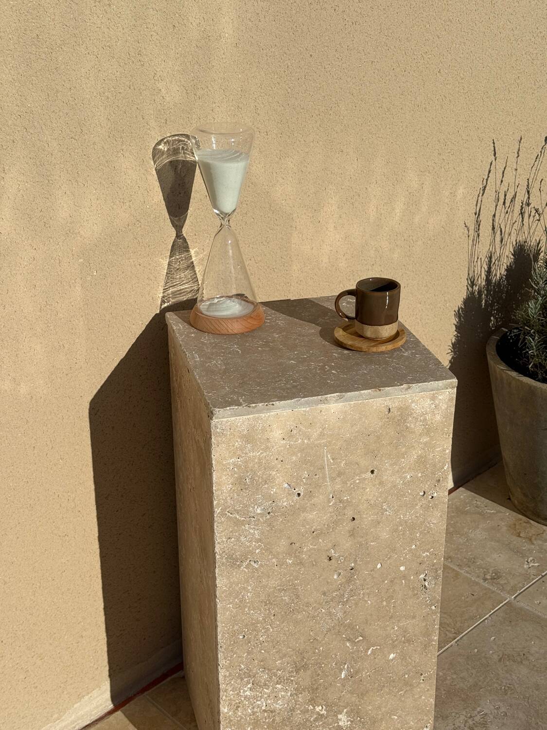 Column side table in travertine
