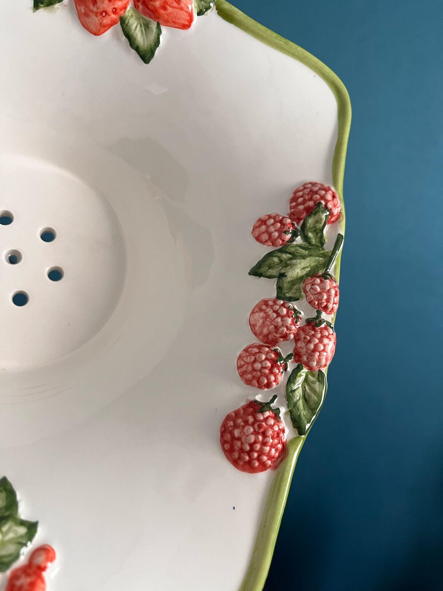 Fruit drainer in earthenware and its Silea plate