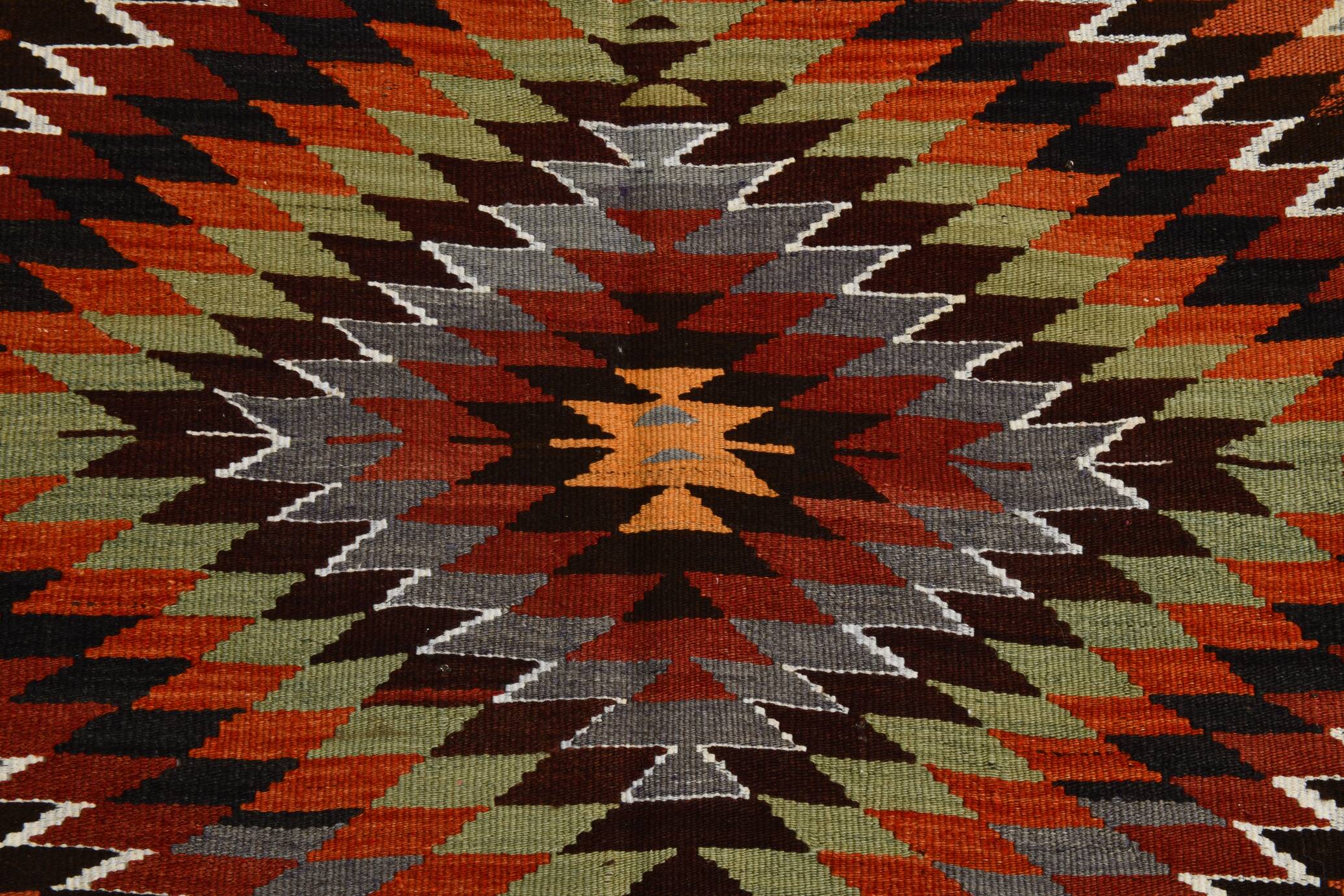 Tapis Kilim vintage géométrique rouge et vert