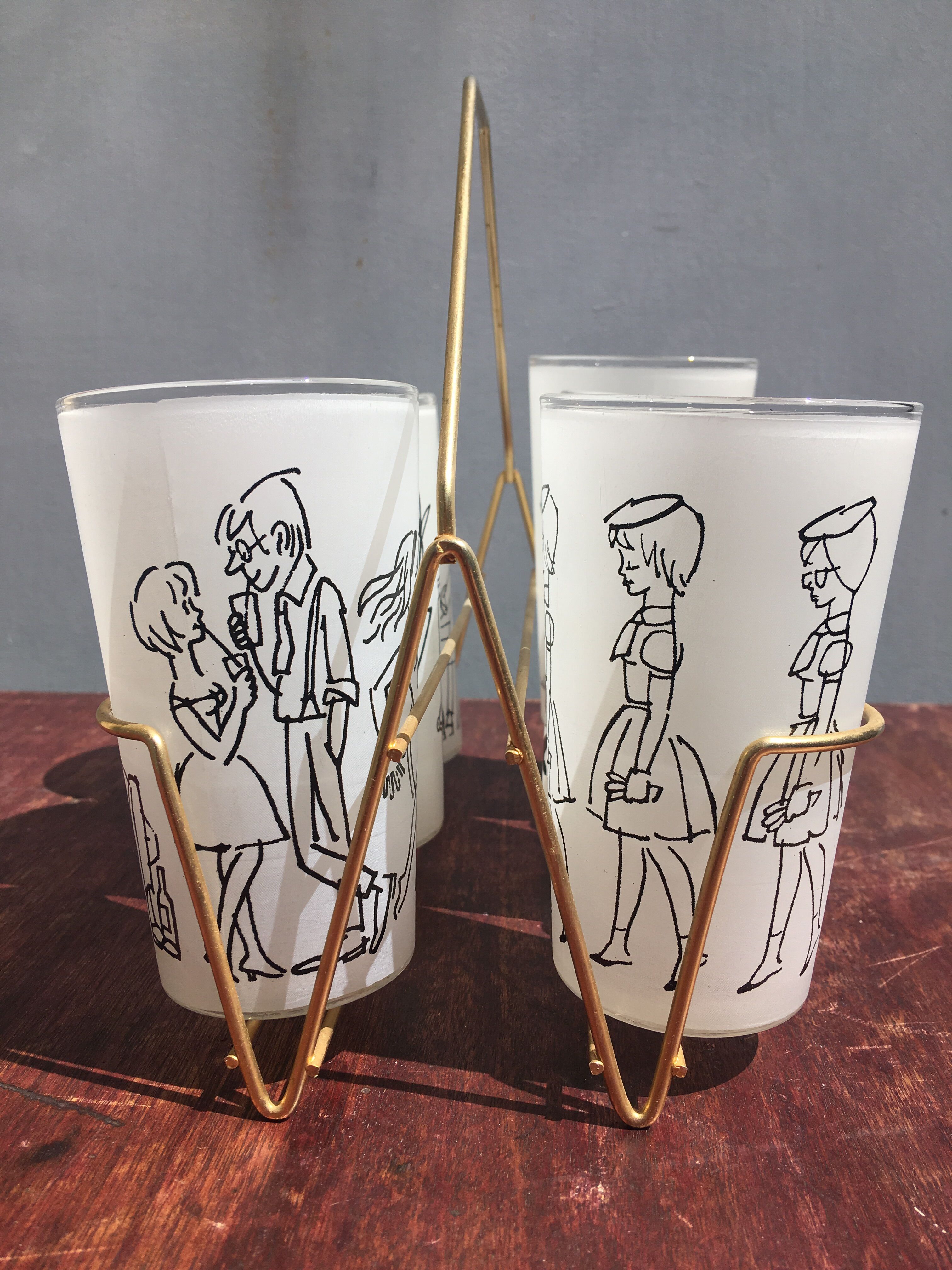 Set of glasses drawn by Cabù
