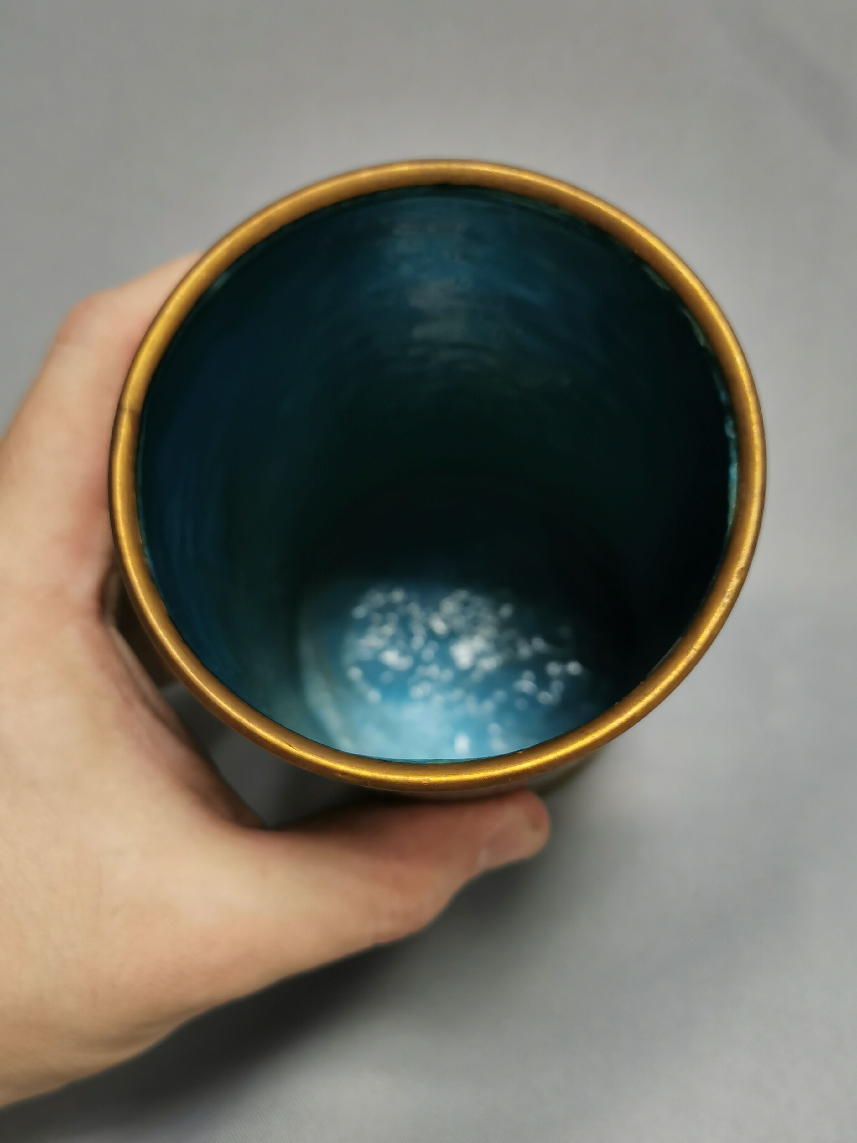 Vase Roll , beautiful enamels Cloisonnés , China Asia . flowers , blue background