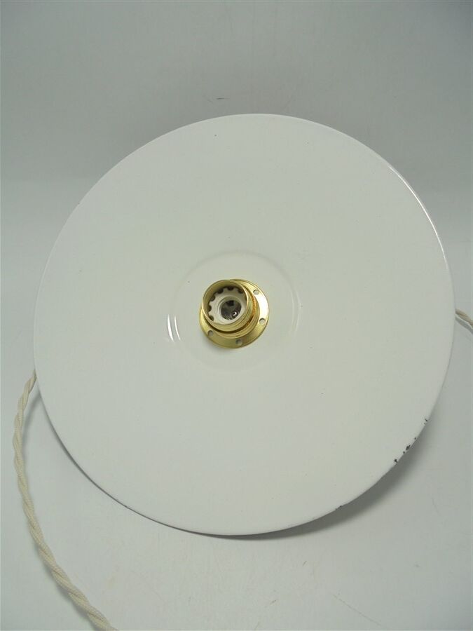 Suspension in black enamelled sheet metal