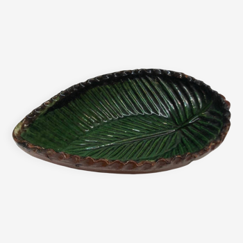 Slip pocket tray in the shape of a leaf