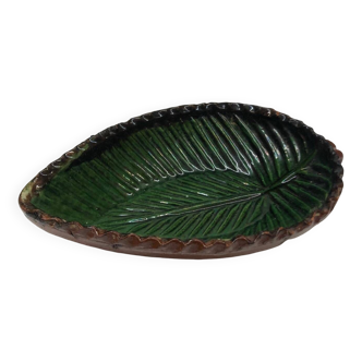 Slip pocket tray in the shape of a leaf