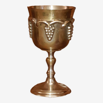 Coupe calice à vin en bronze argenté décor de raisins en relief