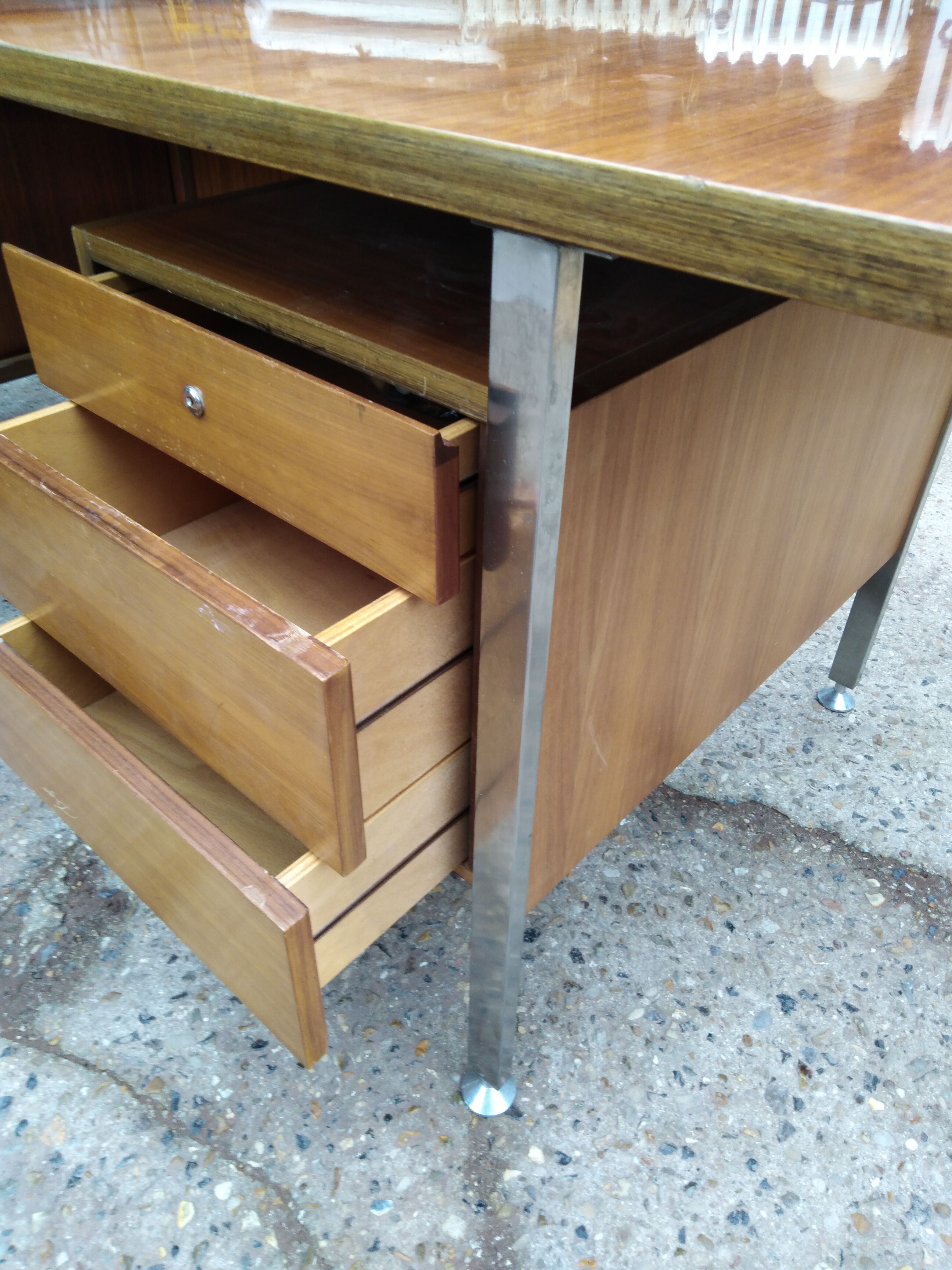 Grand Bureau design 1970 with return. light wood and chrome pietement