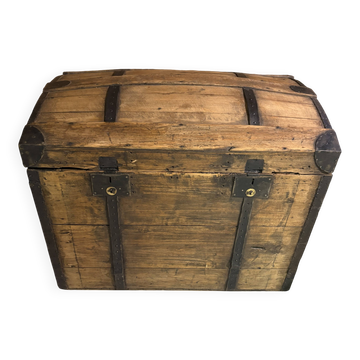 Renovated old wooden trunk – storage box / vintage decor