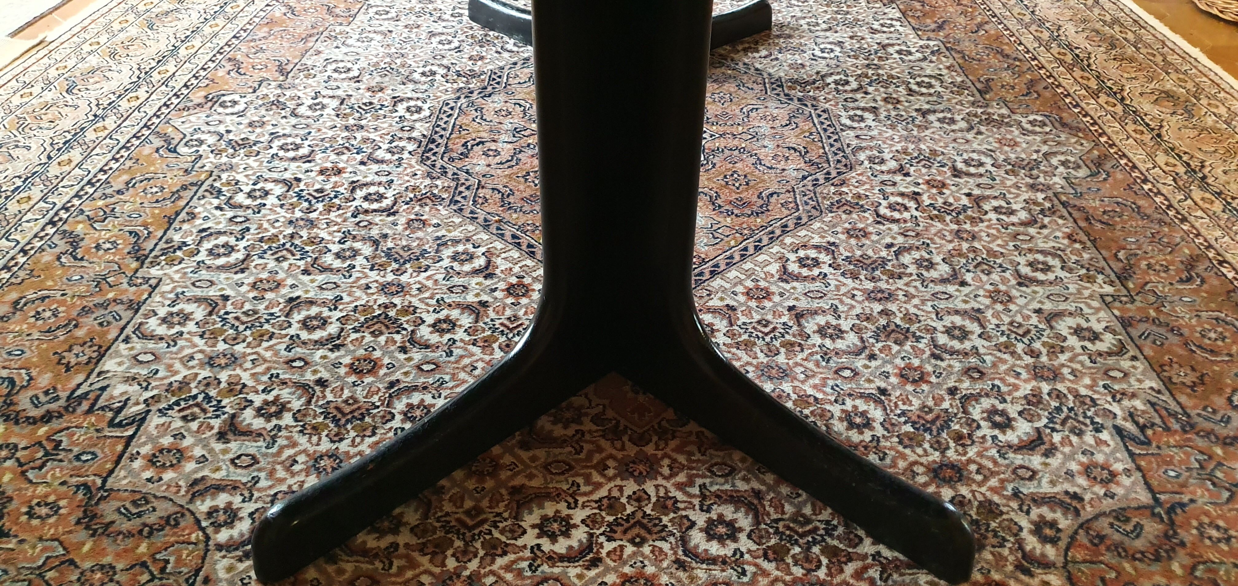 Baumann-type table with 4/8-person extensions.