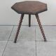 Ancienne table appoint tripode bois pieds boules XIX sculpté