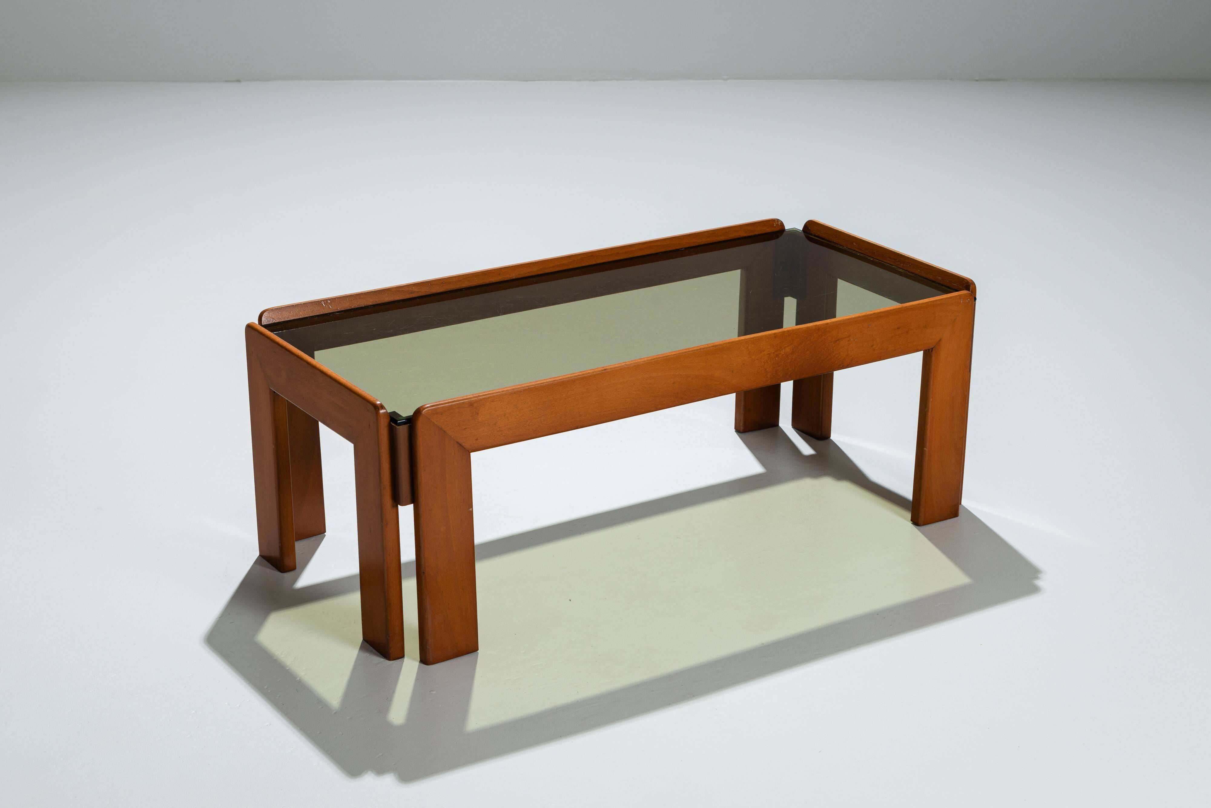 Table basse avec plateau en verre fumé attribuée à Scarpa