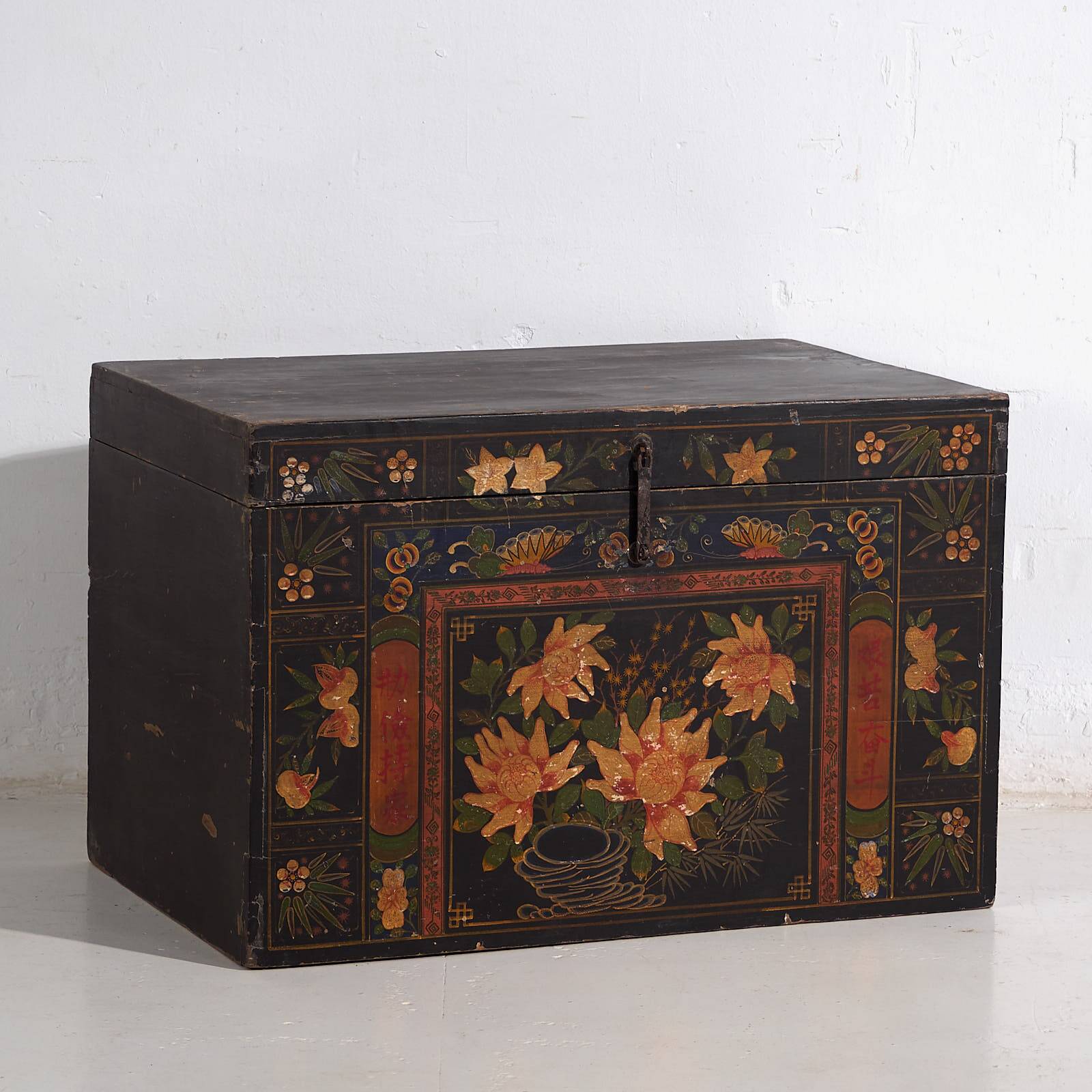Original illustrated Chinese opera trunk (China, around 1900) #11