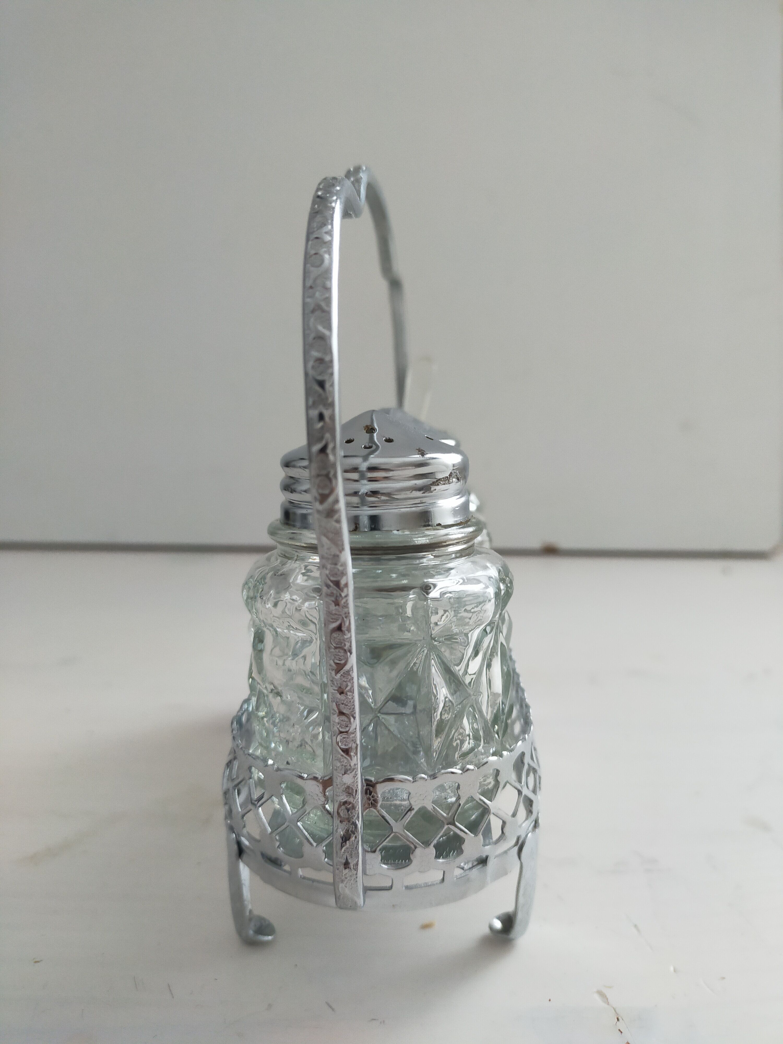 Pepper and mustard salt shaker in silver panière