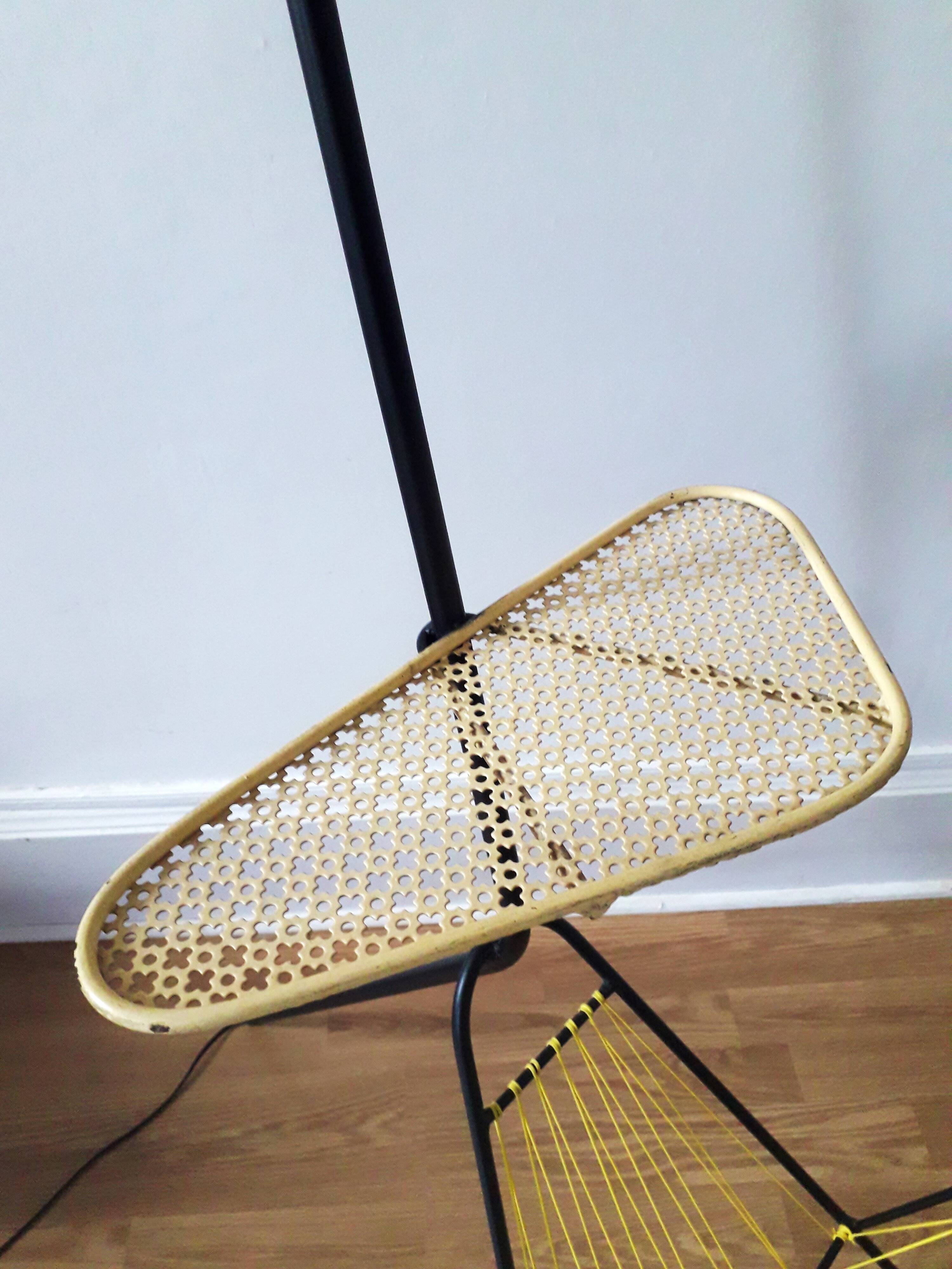 Floor lamp / magazine holder