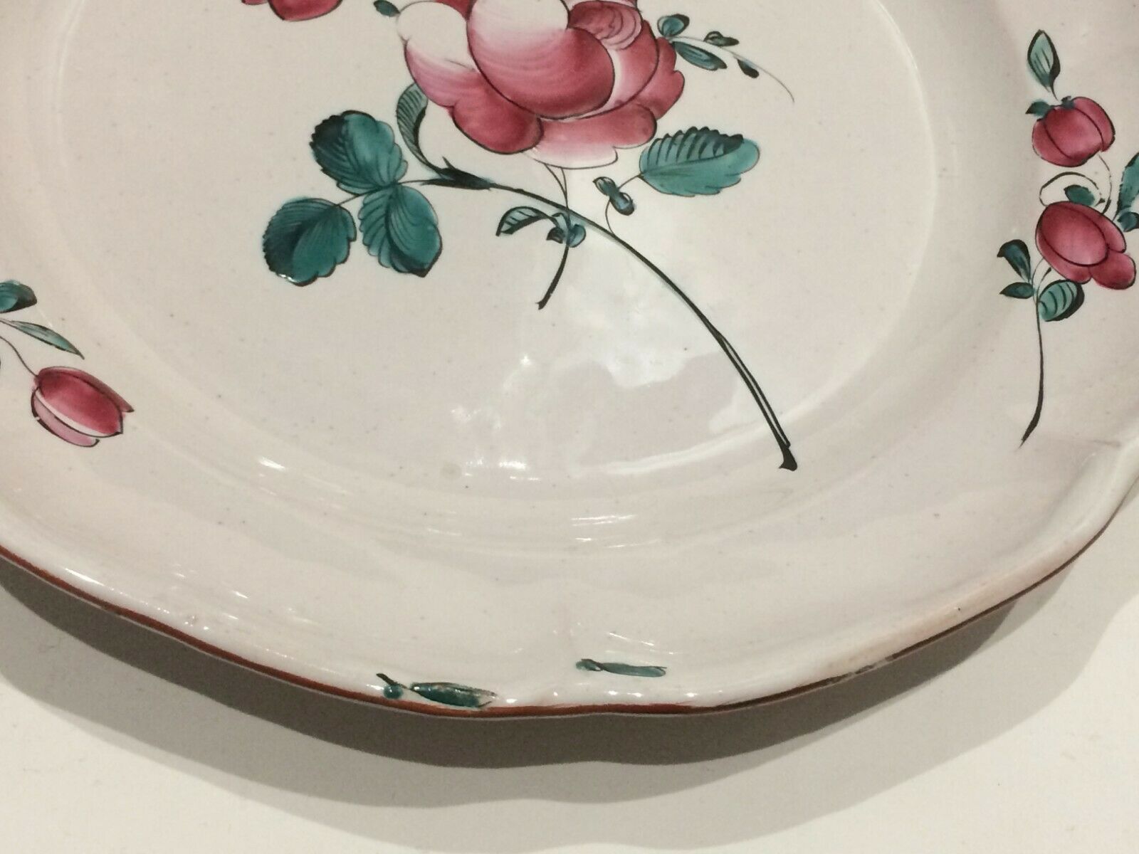 Eastern earthenware plate decorated bouquet of flowers