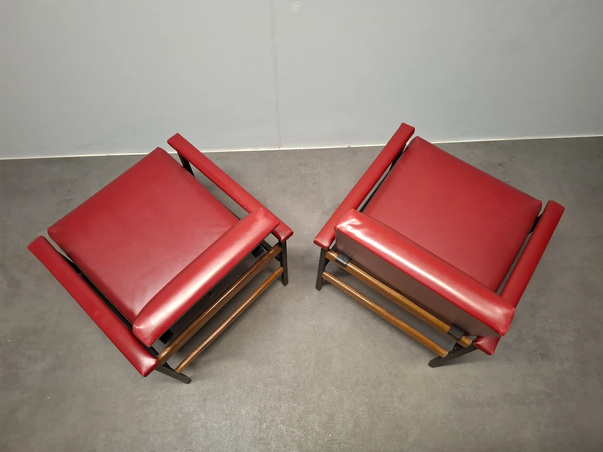 Ensemble de 3 fauteuils rouges de style mid-century moderne, Tchécoslovaquie, années 1970.