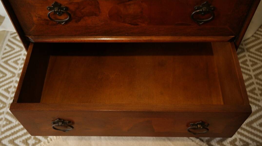 Sloped walnut secretary from the 20th century.