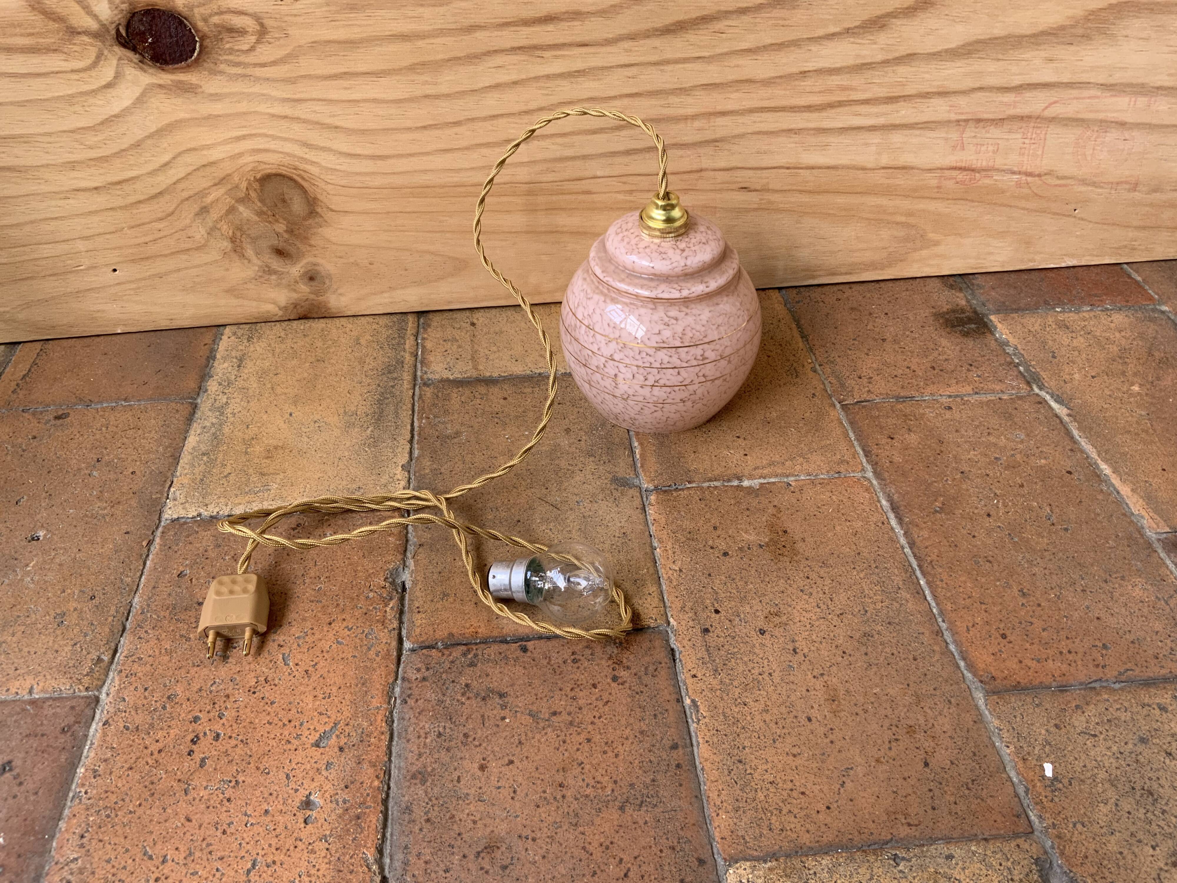 Pink opaline suspension