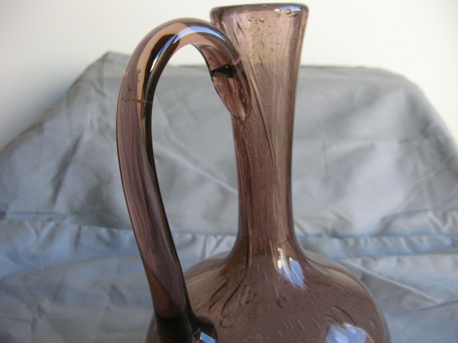 Carafe en verrerie de Biot de couleur violet mauve