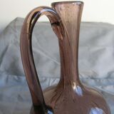 Carafe en verrerie de Biot de couleur violet mauve