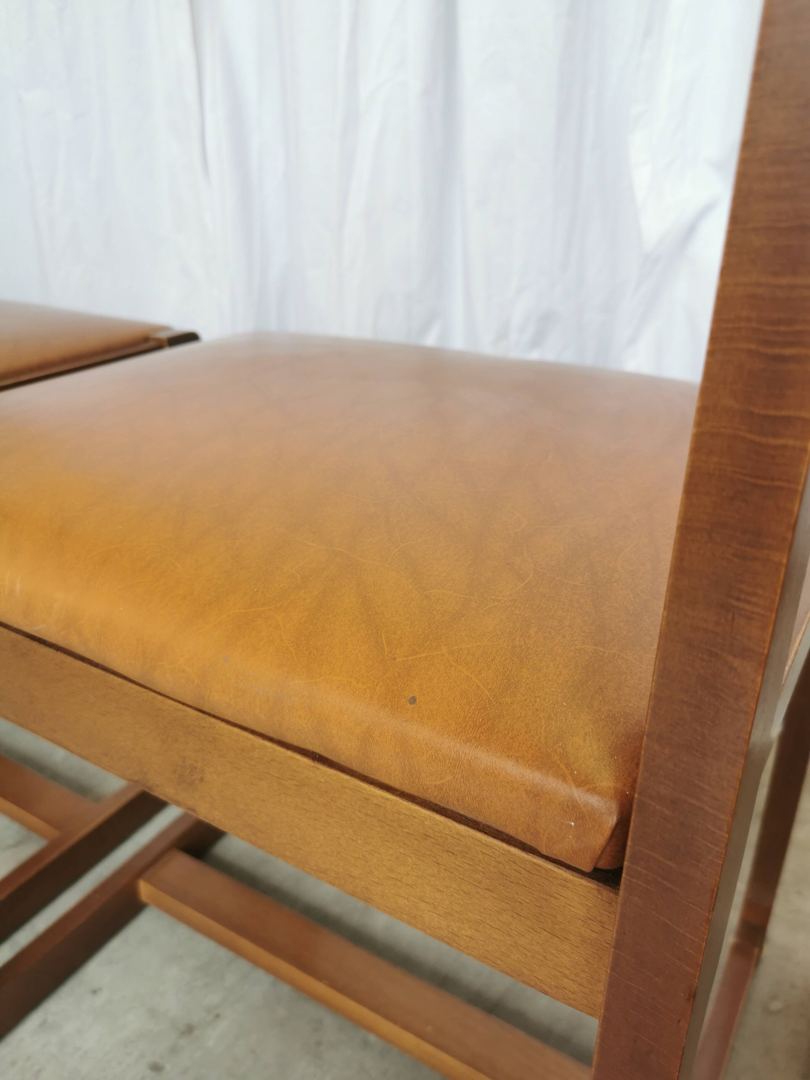 Lot de 4 chaises de salle à manger vintage / design sculptural en bois des années 70, cuir marron