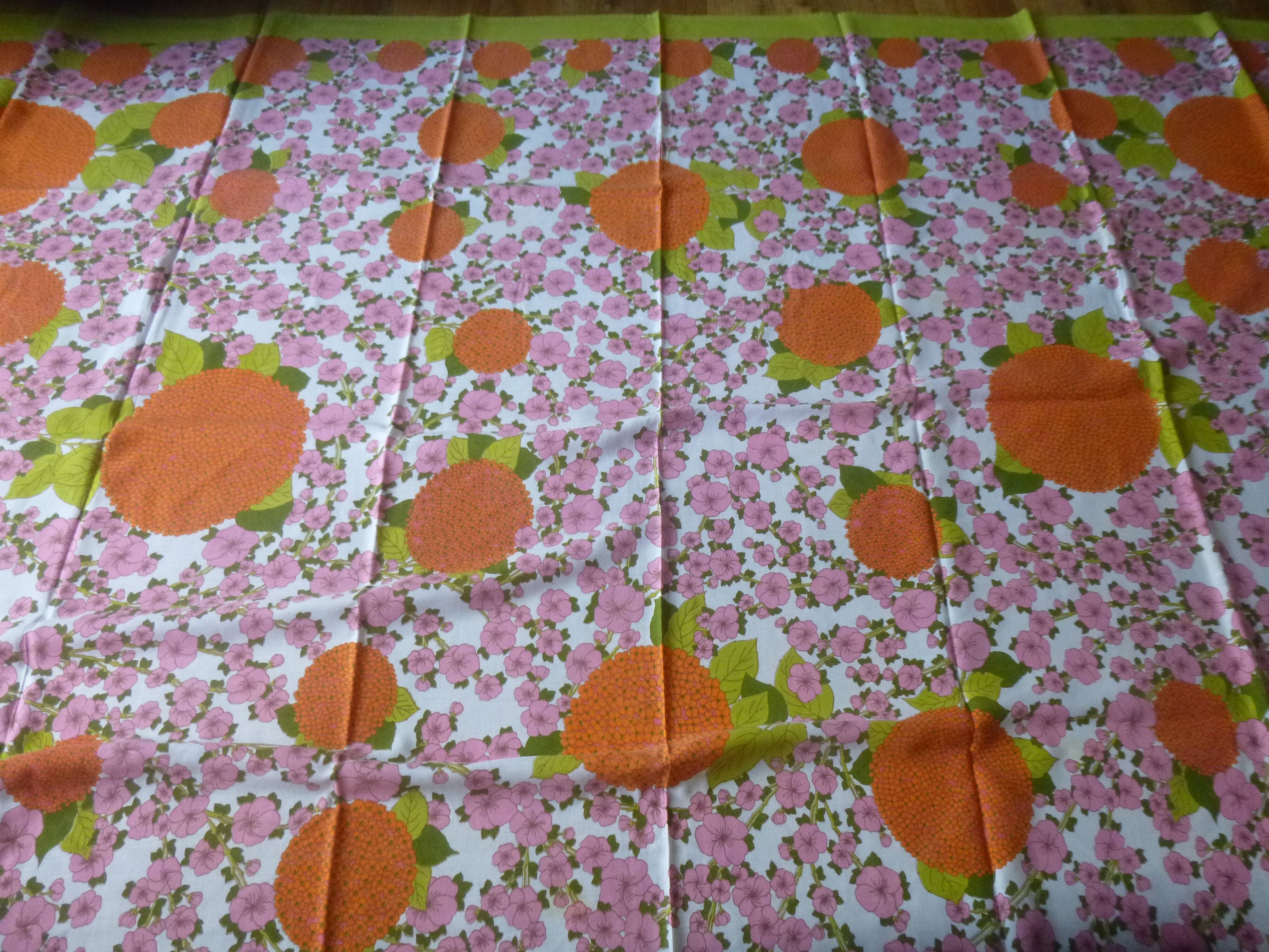 Bassetti 70s tablecloth and its 12 napkins