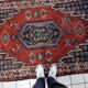 Tapis persan Hamadan antique des années 1920, médaillon tribal usé, 128 cm x 194 cm