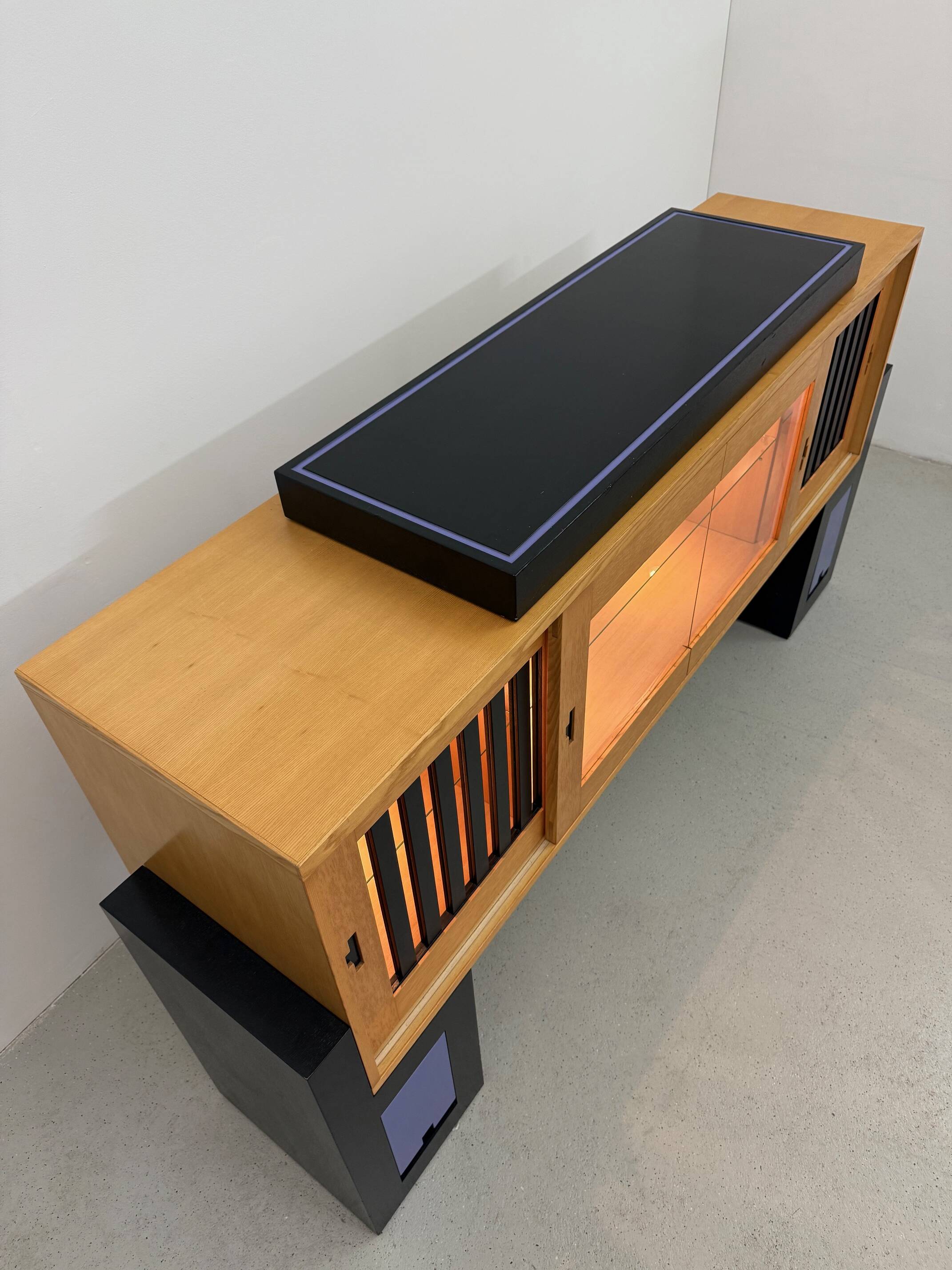 Buffet en bois postmoderne rétro éclairé, Japon, années 1980