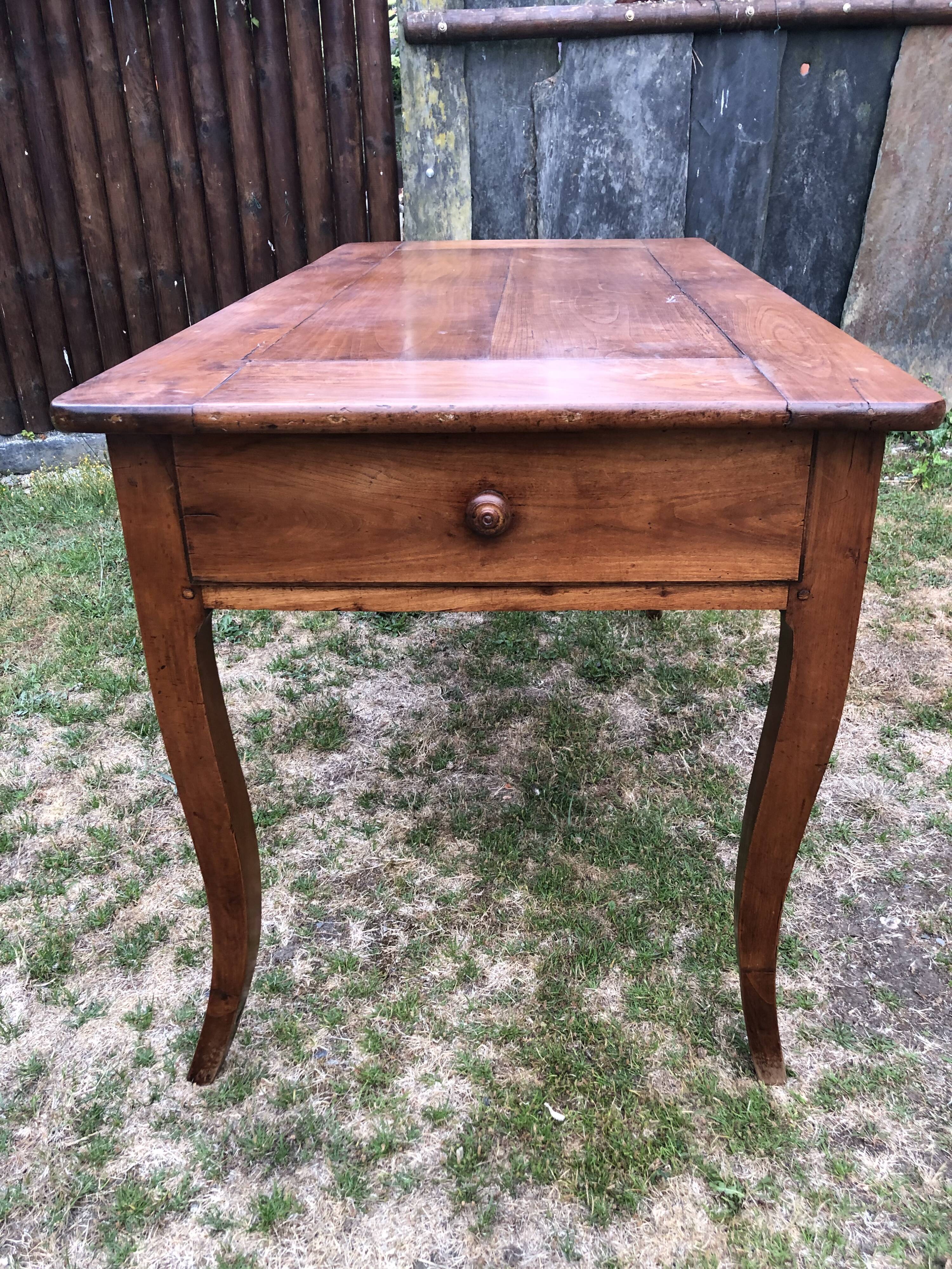 Table de ferme ancienne de style Louis XV à piétement dit pied biche en cerisier massif à 2 tiroirs