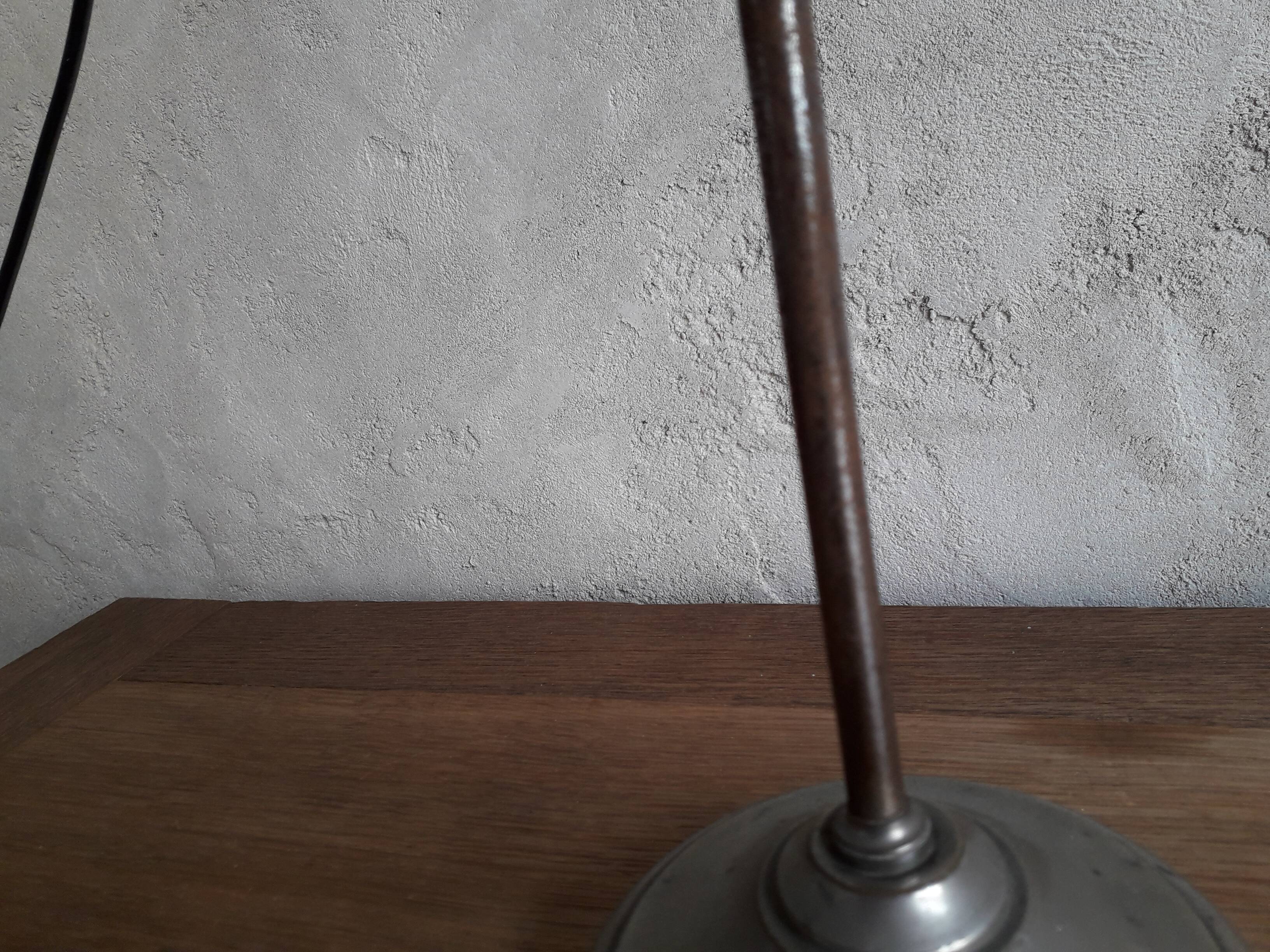 Art deco desk lamp Caye, tulip in glass paste