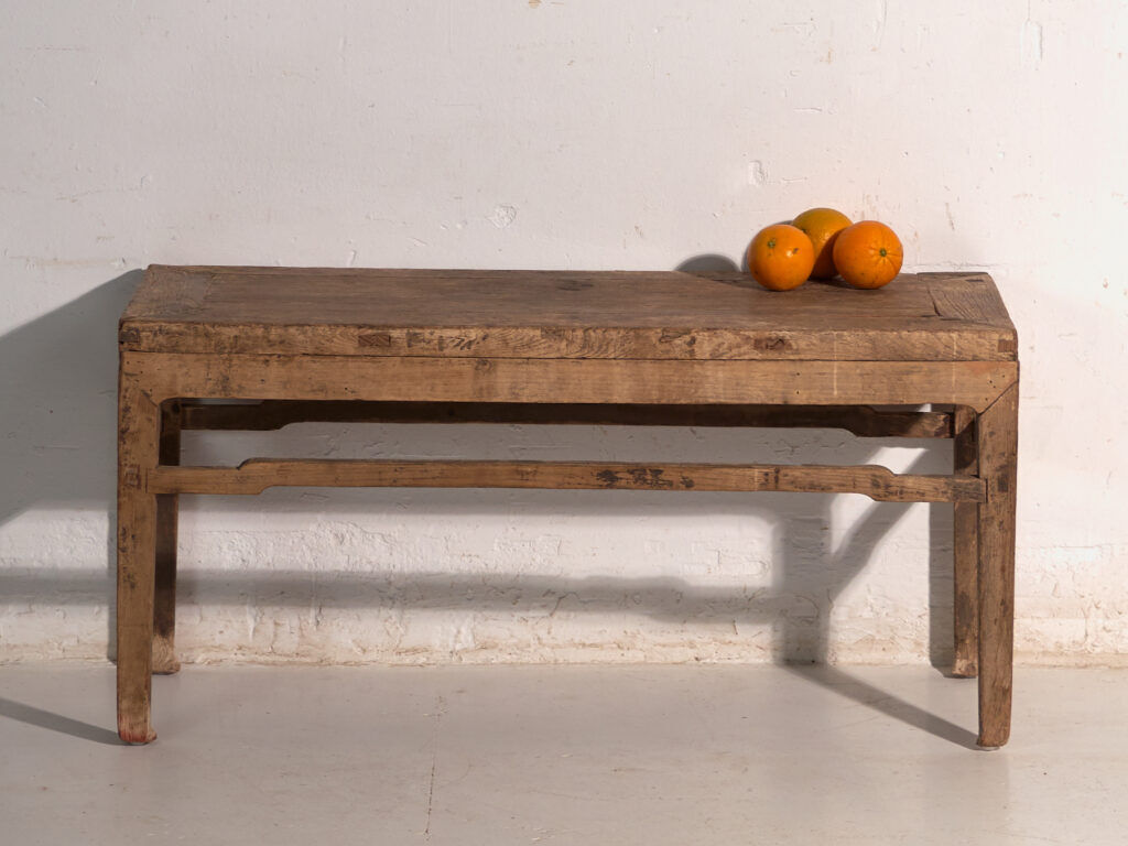 Banc bas ancien en bois de pin – Chine, vers 1890