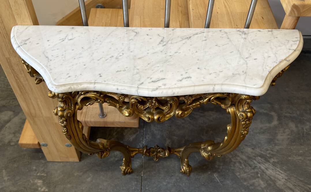 Console style Louis XV en bois doré et marbre