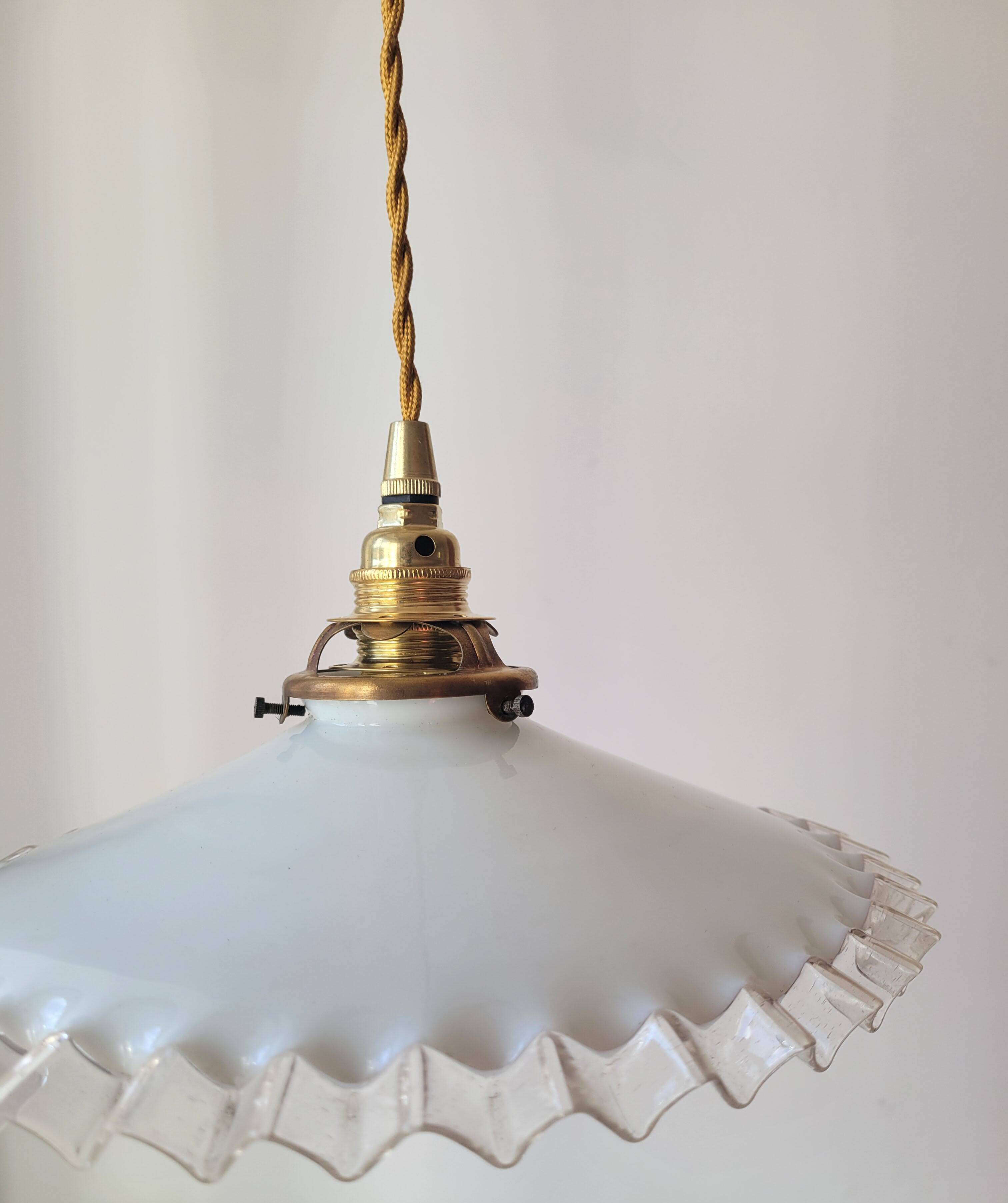Pendant in serrated opaline