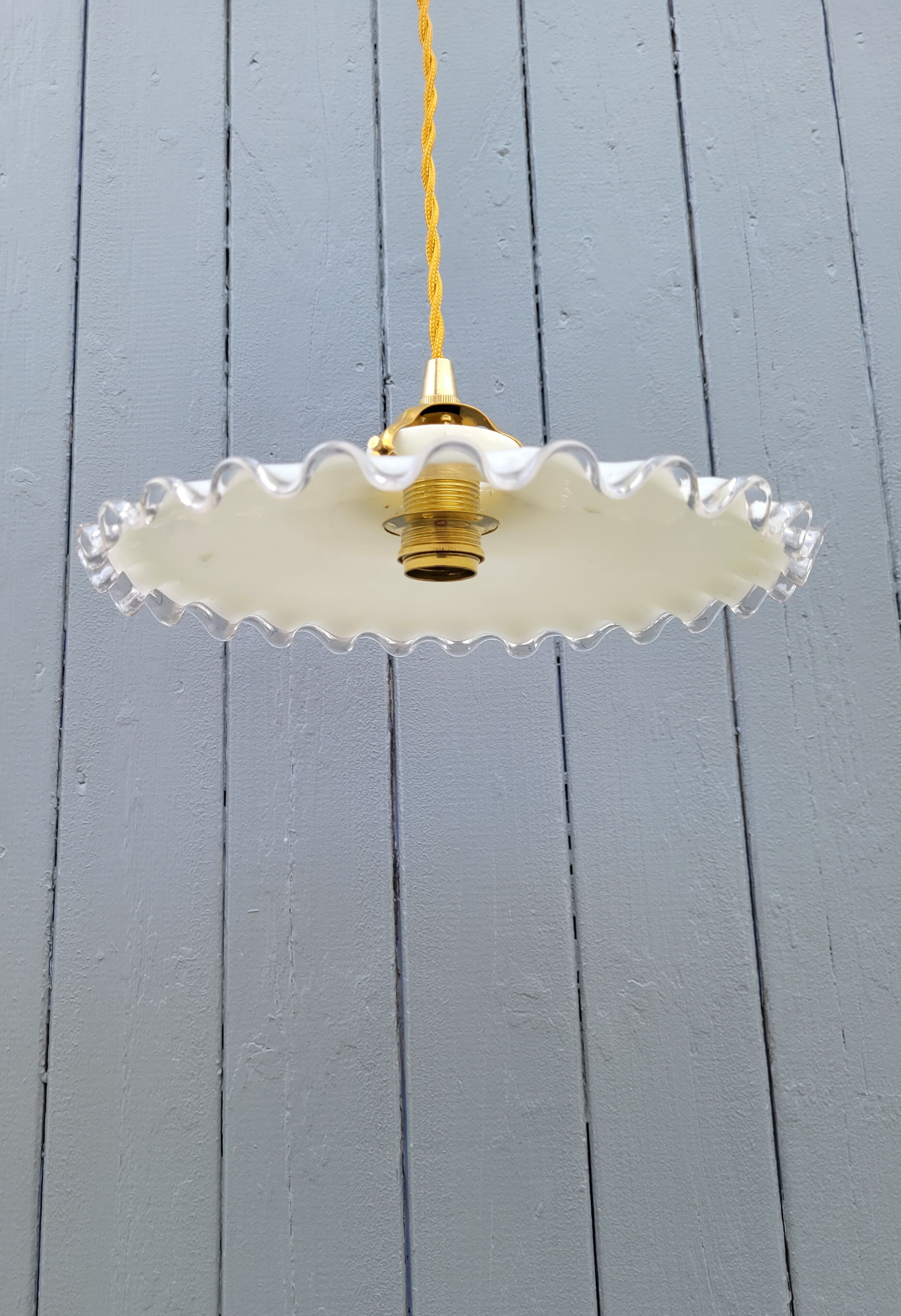 Opaline suspension