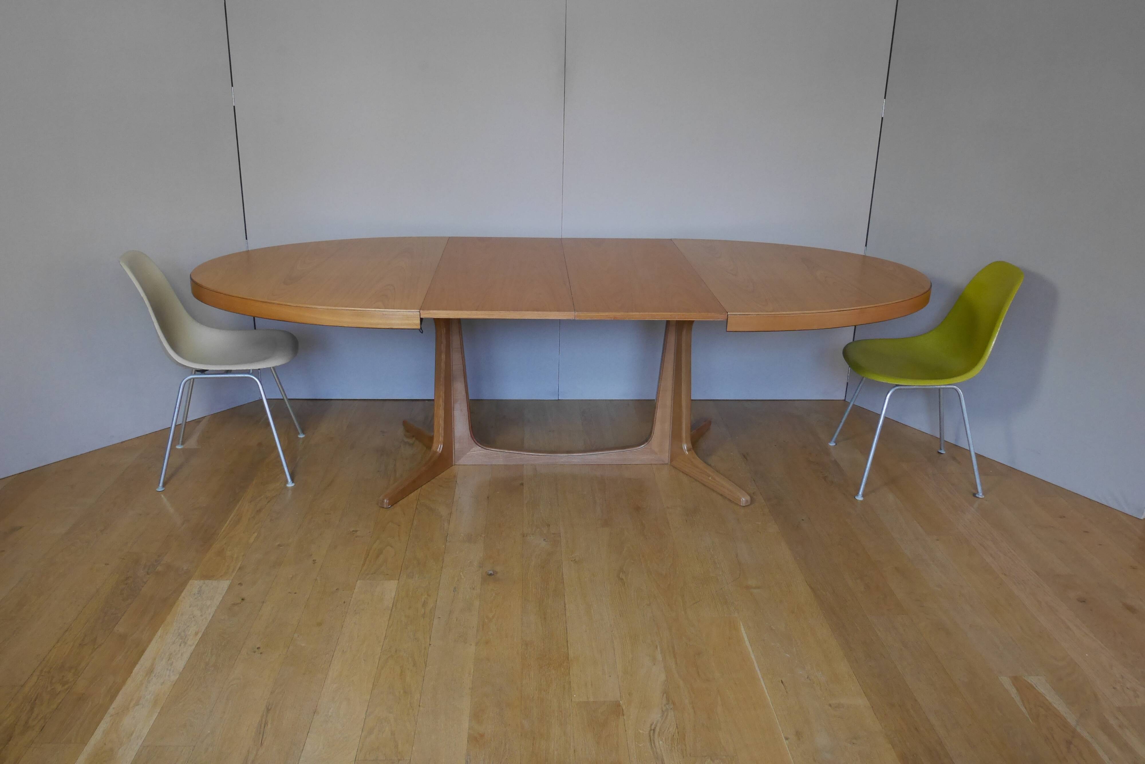 Oak oval table with extension cords