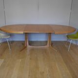 Oak oval table with extension cords