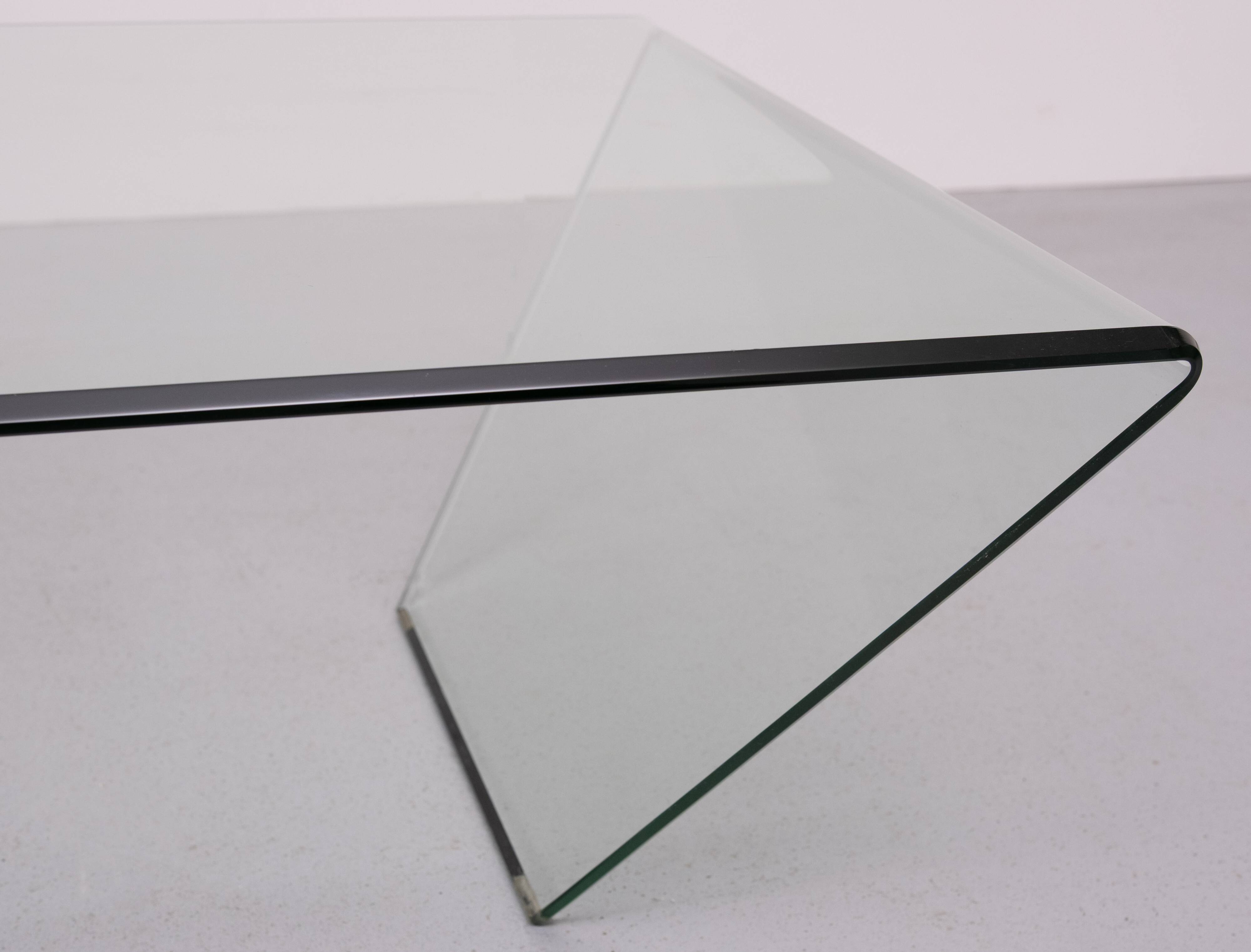 curved Glass coffee table 1980s Italy