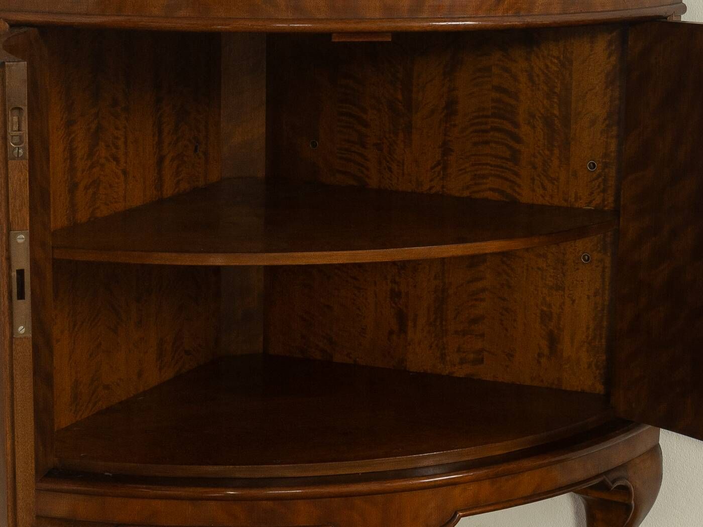 Classic English corner display cabinet in Georgian style from the 1920s