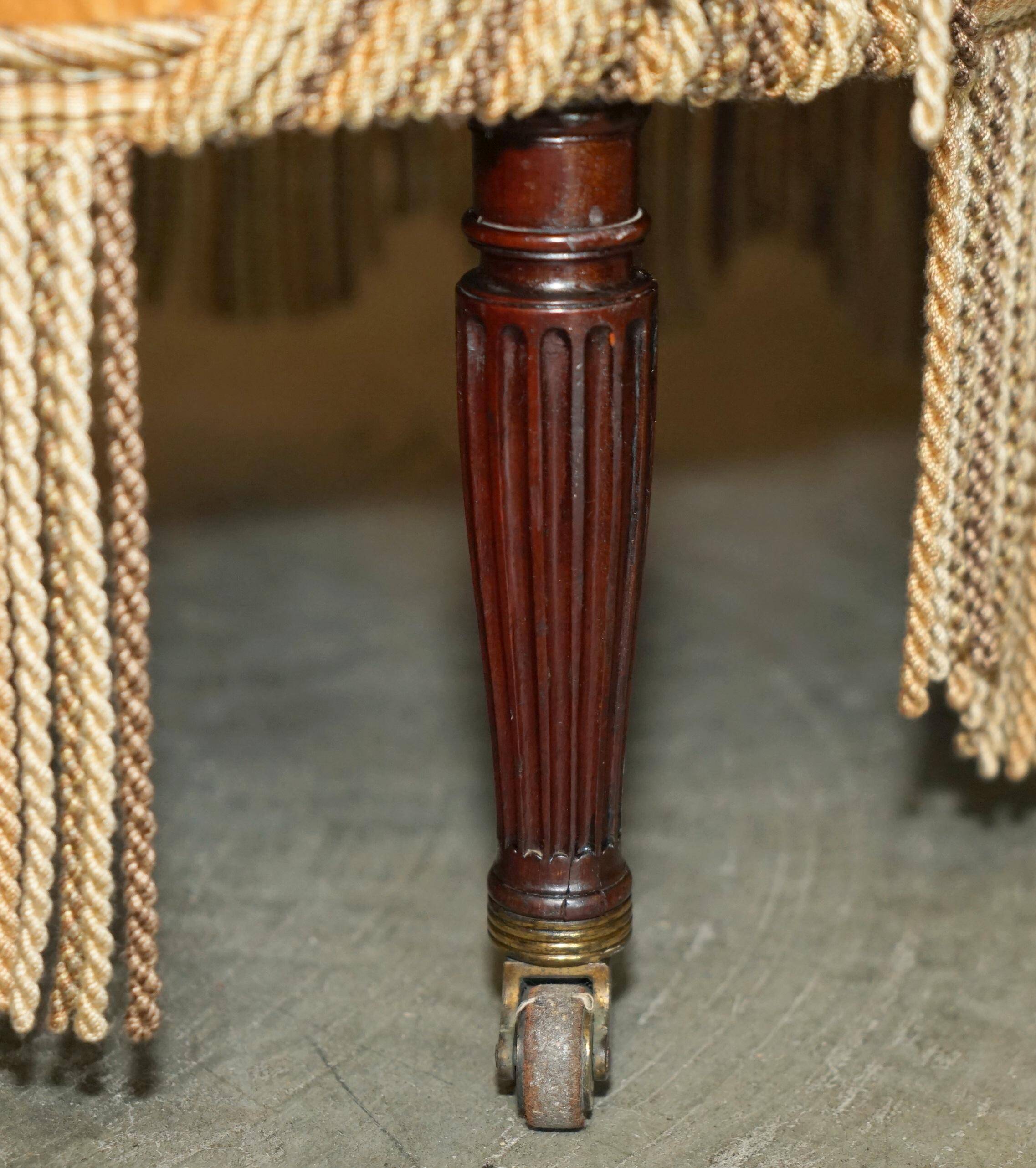 Canapé de conversation victorien "Tete a Tete" avec cadre ébéniste