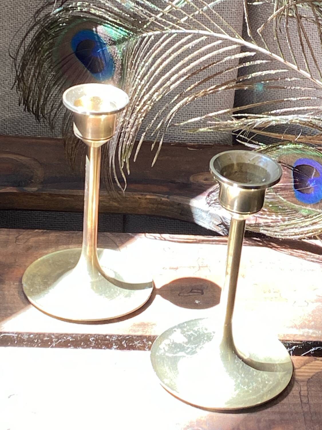 Pair of candlesticks, minimalist design in brass