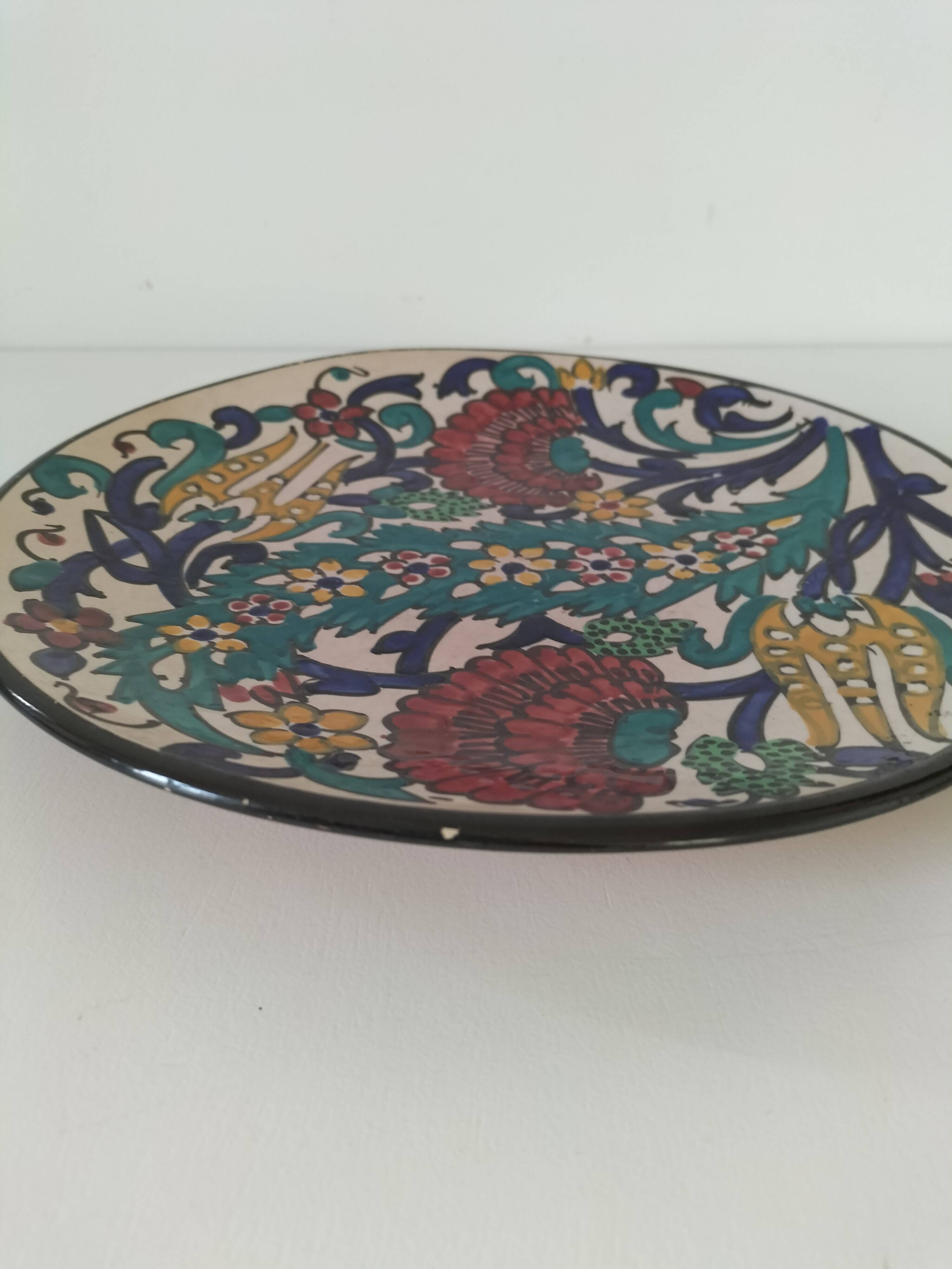 Decorated ceramic plate