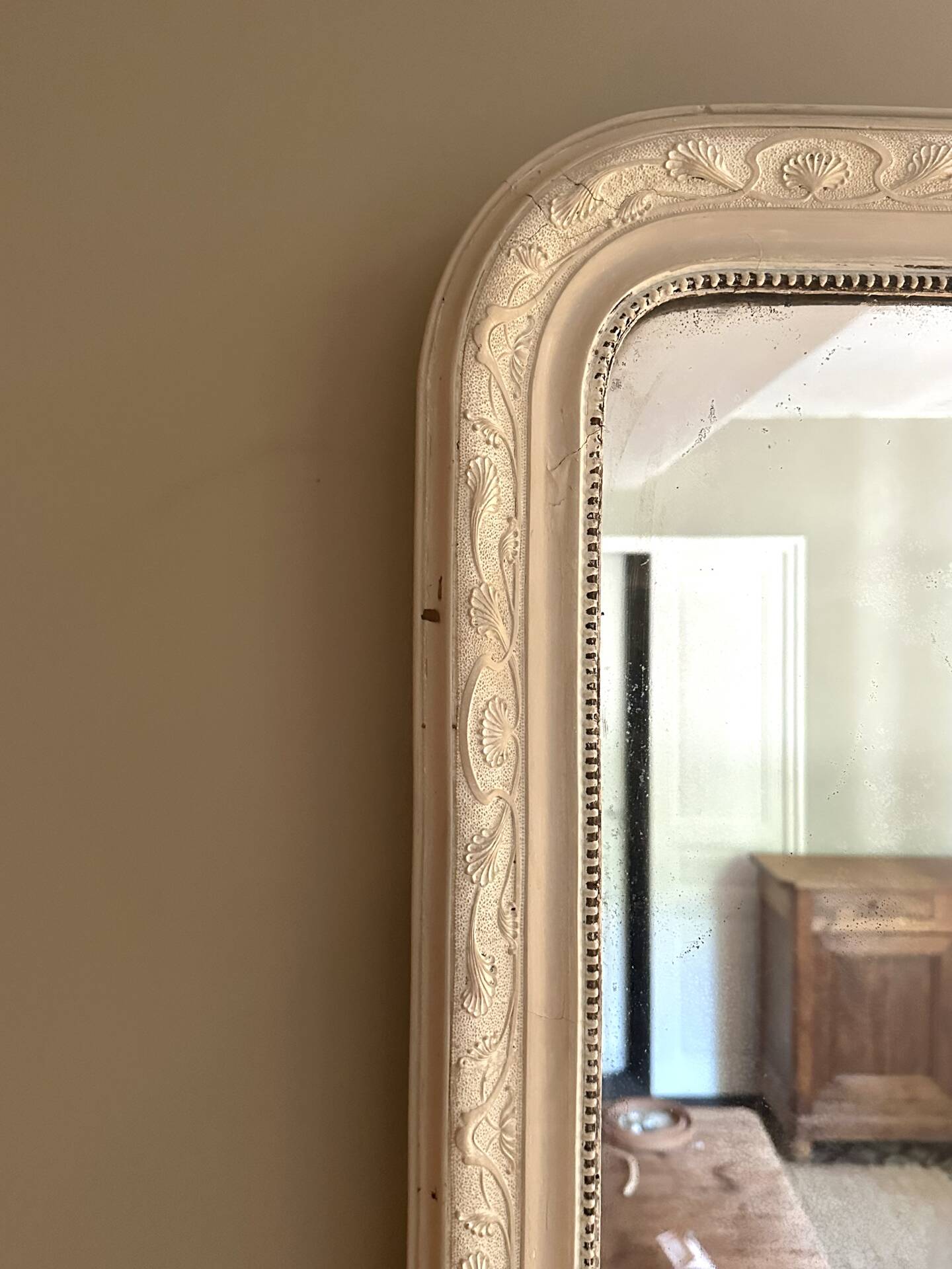 Antique Louis-Philippe mirror with pearls and shells, white patina.
