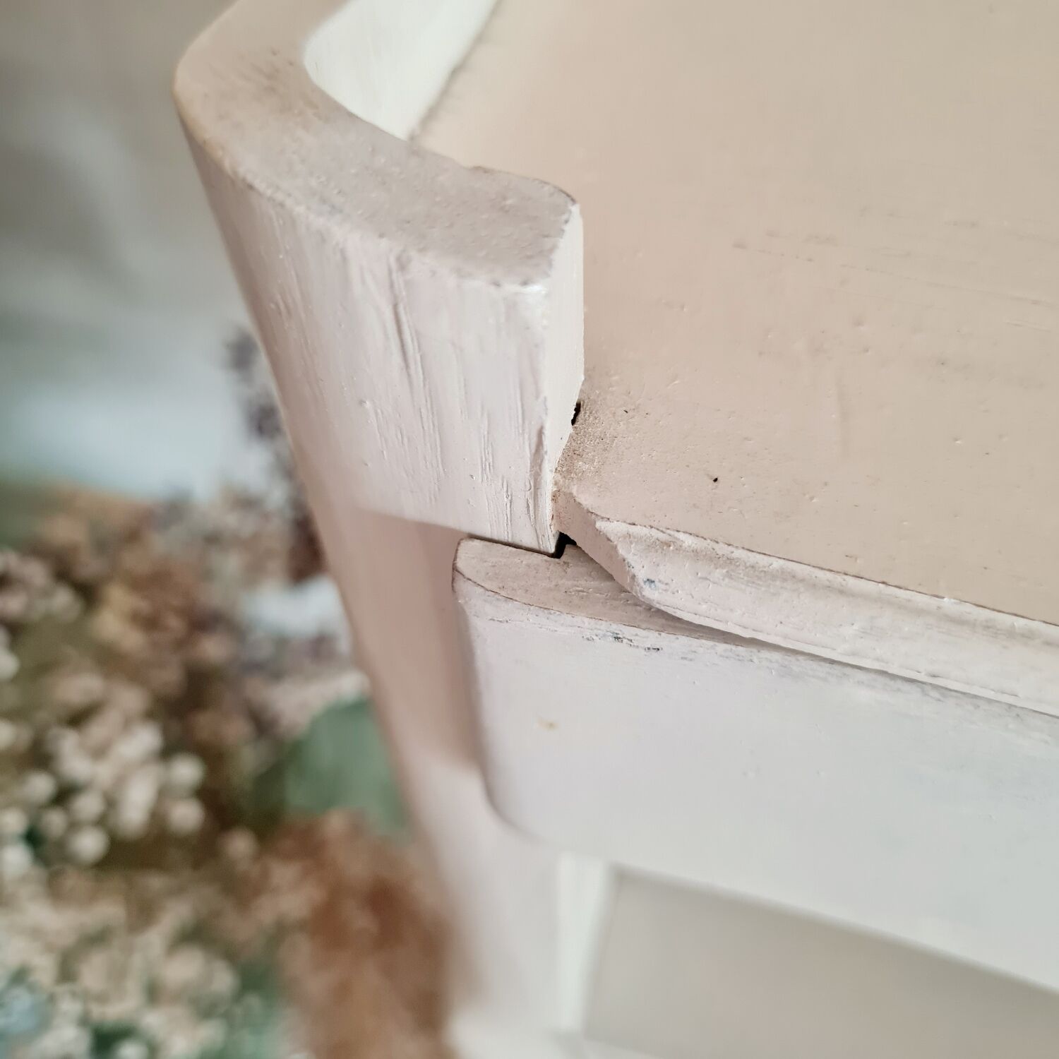 Table pedestal table curved feet white