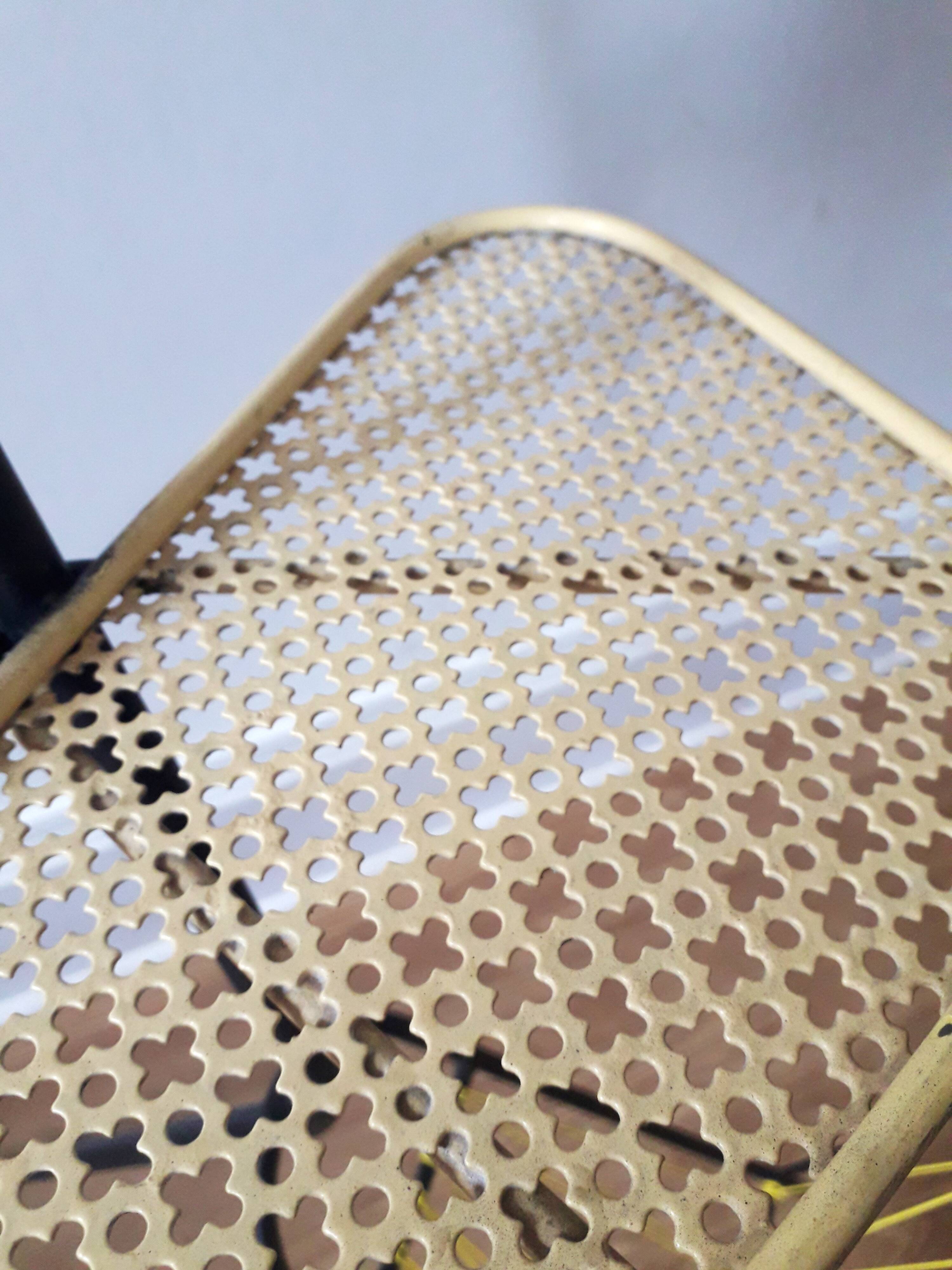 Floor lamp / magazine holder