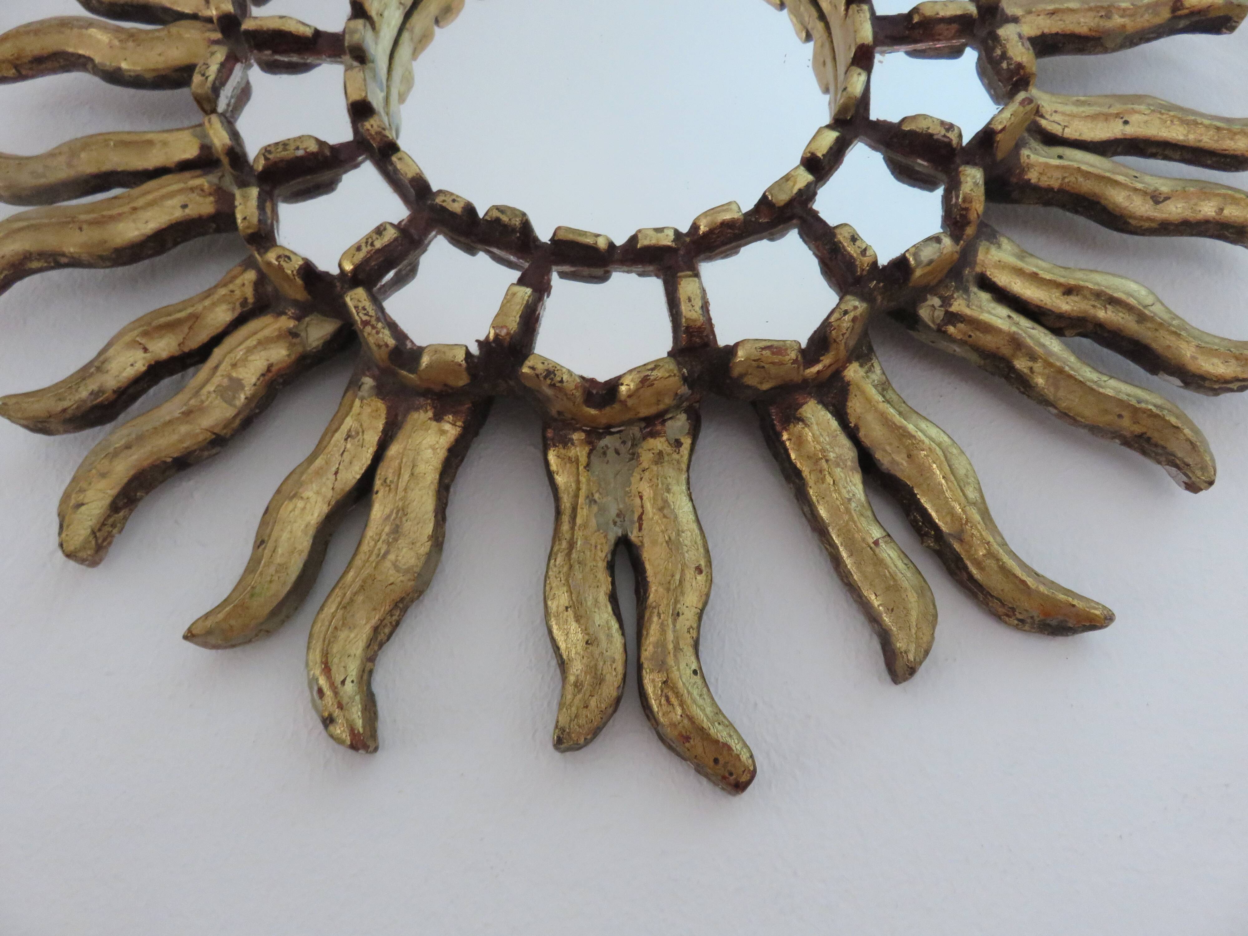 Miroir soleil en bois doré avec incrustations début XXème