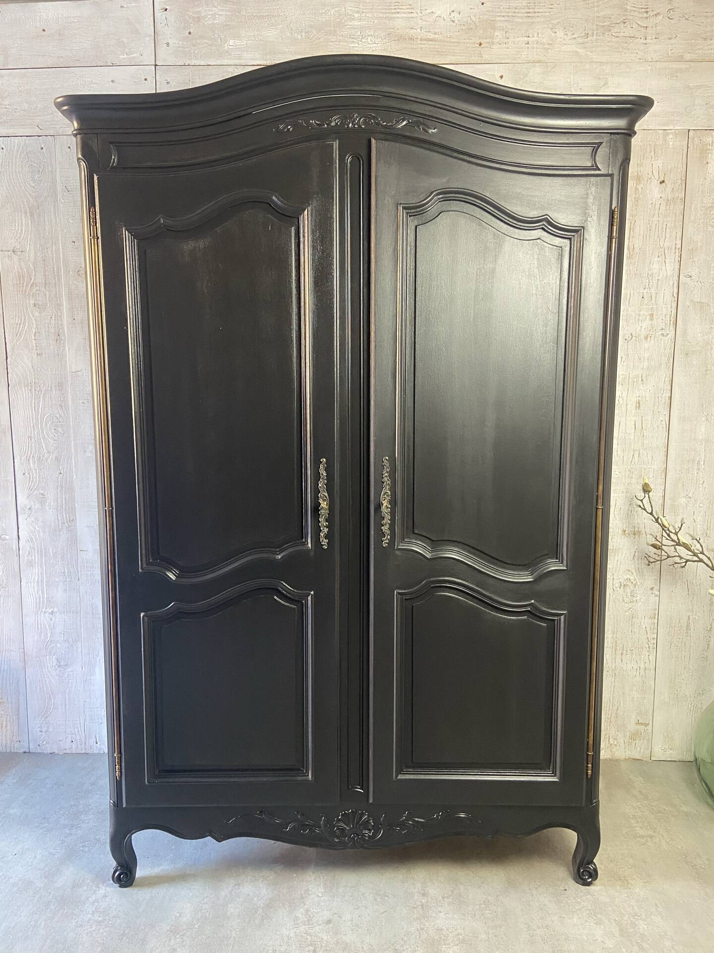 Armoire « chapeau de gendarme »