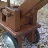 Jouet grue en bois