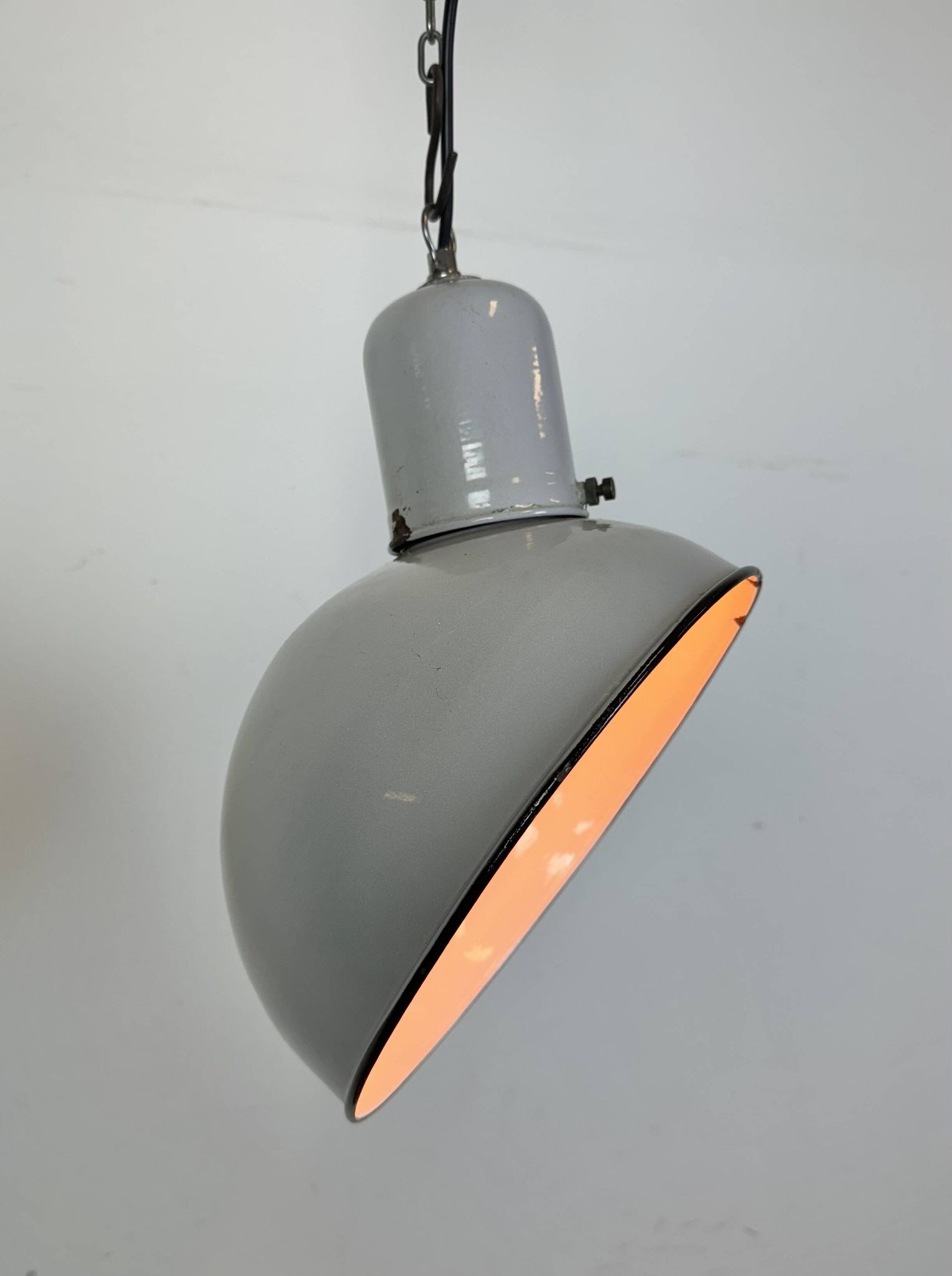 Lampe à suspension industrielle en émail gris, années 1960