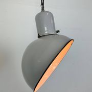 Lampe à suspension industrielle en émail gris, années 1960