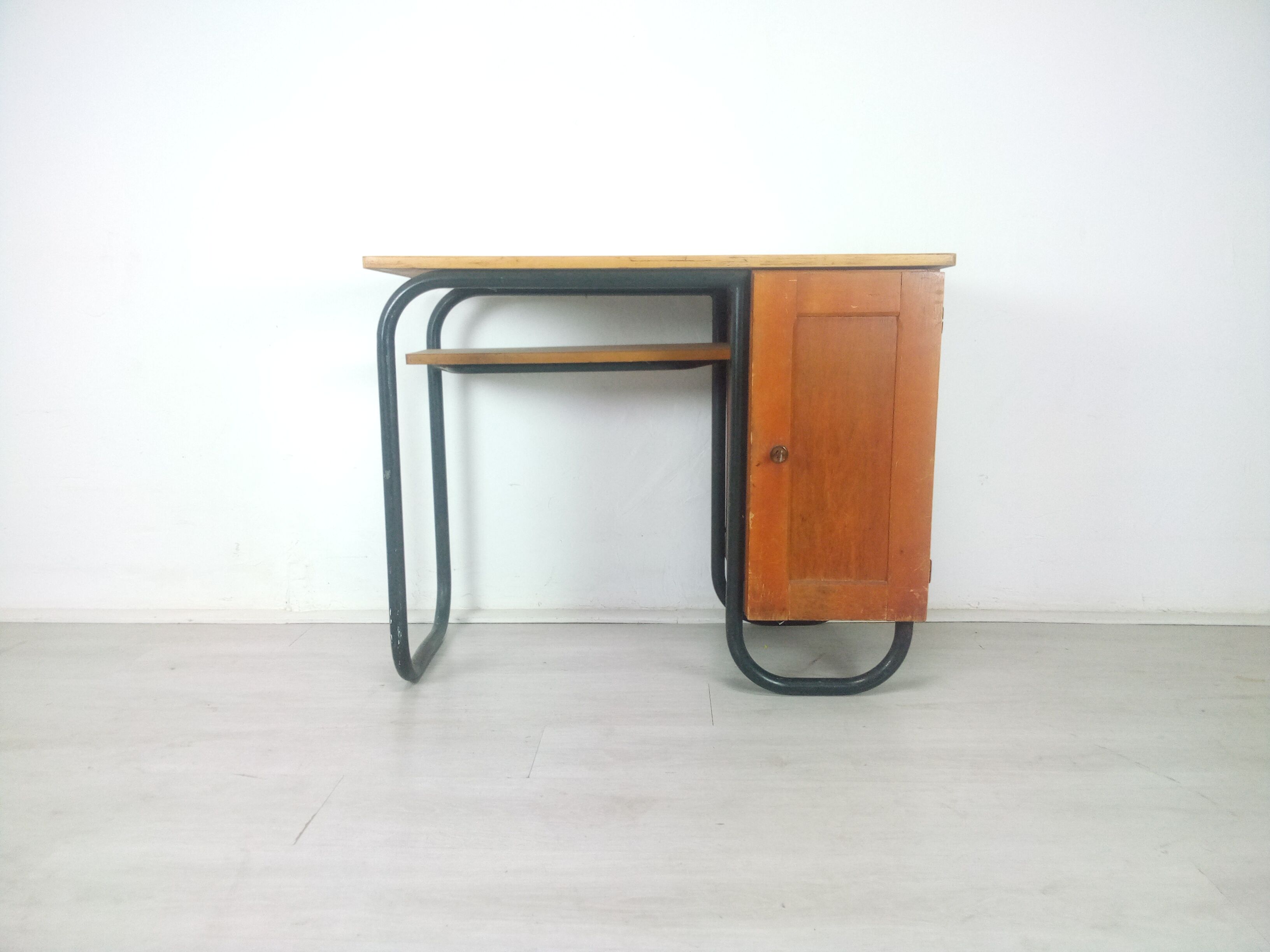 Desk model S22 by Jacques Hitier produced by Mobilor