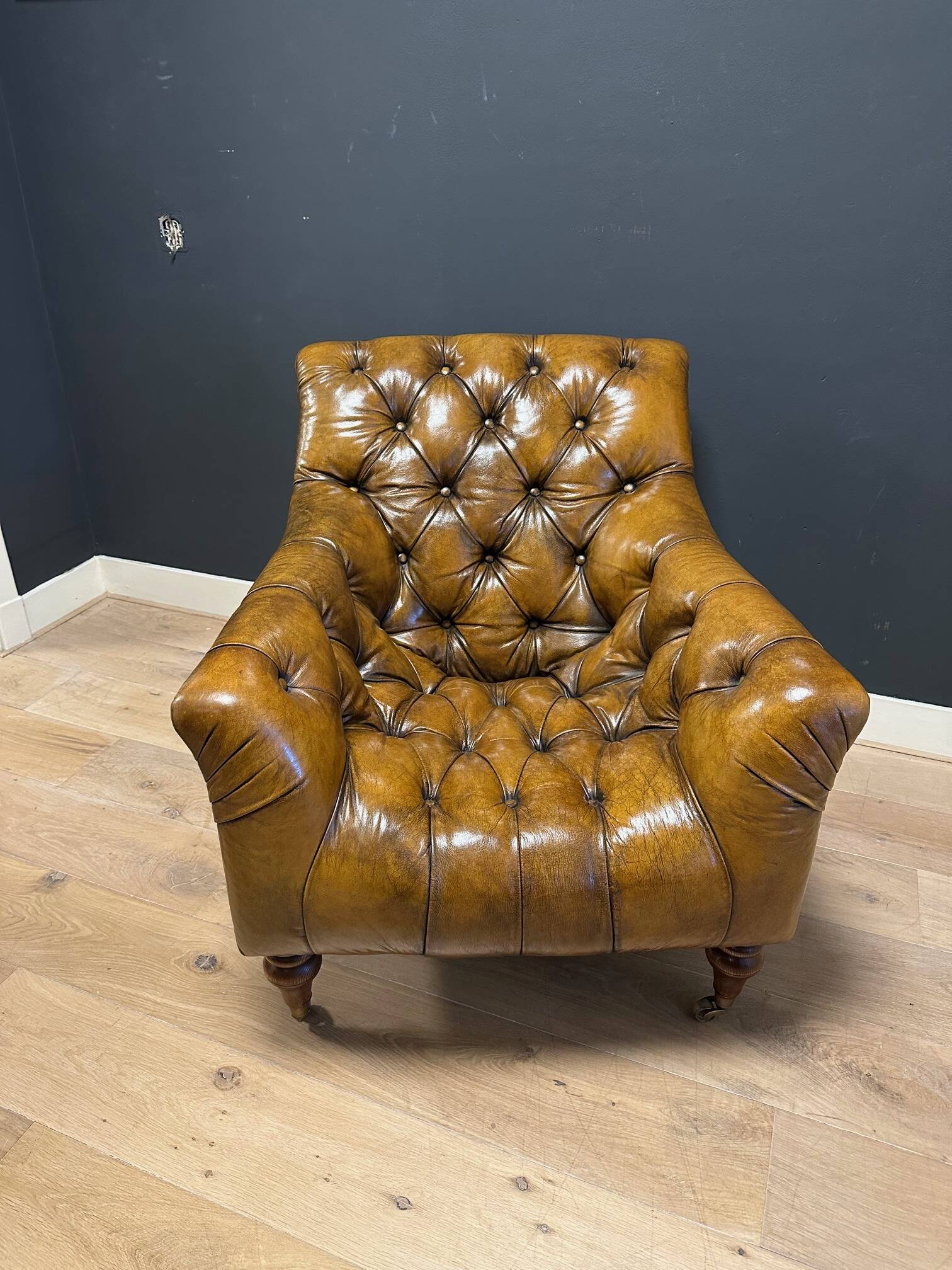 Set of 2 leather club chairs